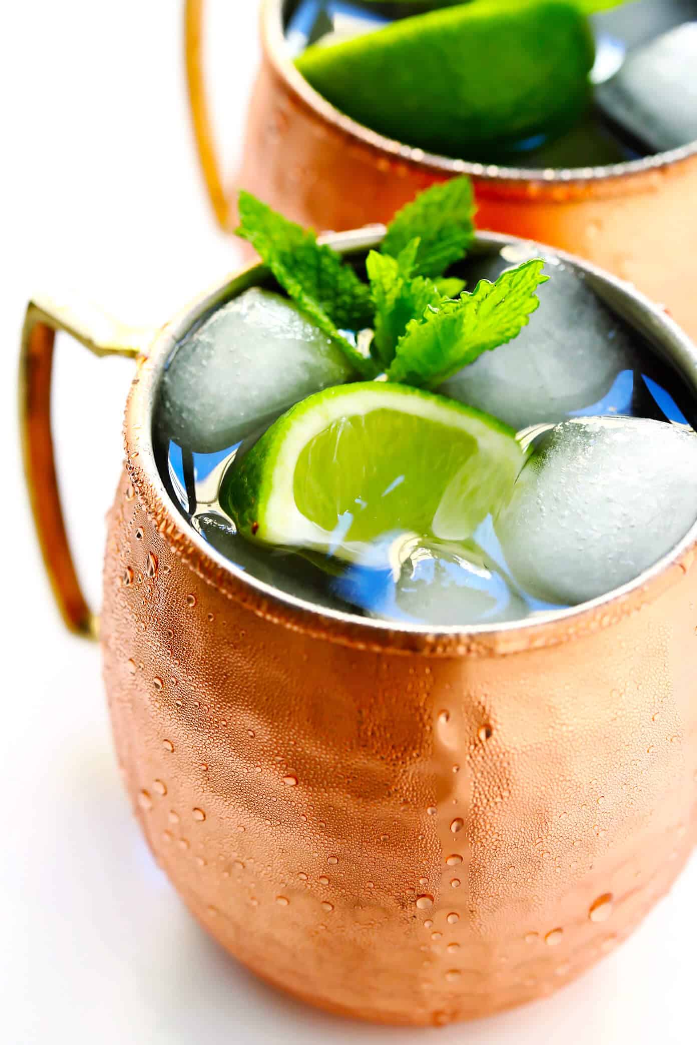 The BEST Moscow Mule recipe, plus tips on purchasing copper mugs and how to customize your cocktails. Easy to make in just a few minutes with ginger beer, lime juice and vodka! | Gimme Some Oven #moscowmule #cocktail #gingerbeer #drinks #vodka Moscow Mules