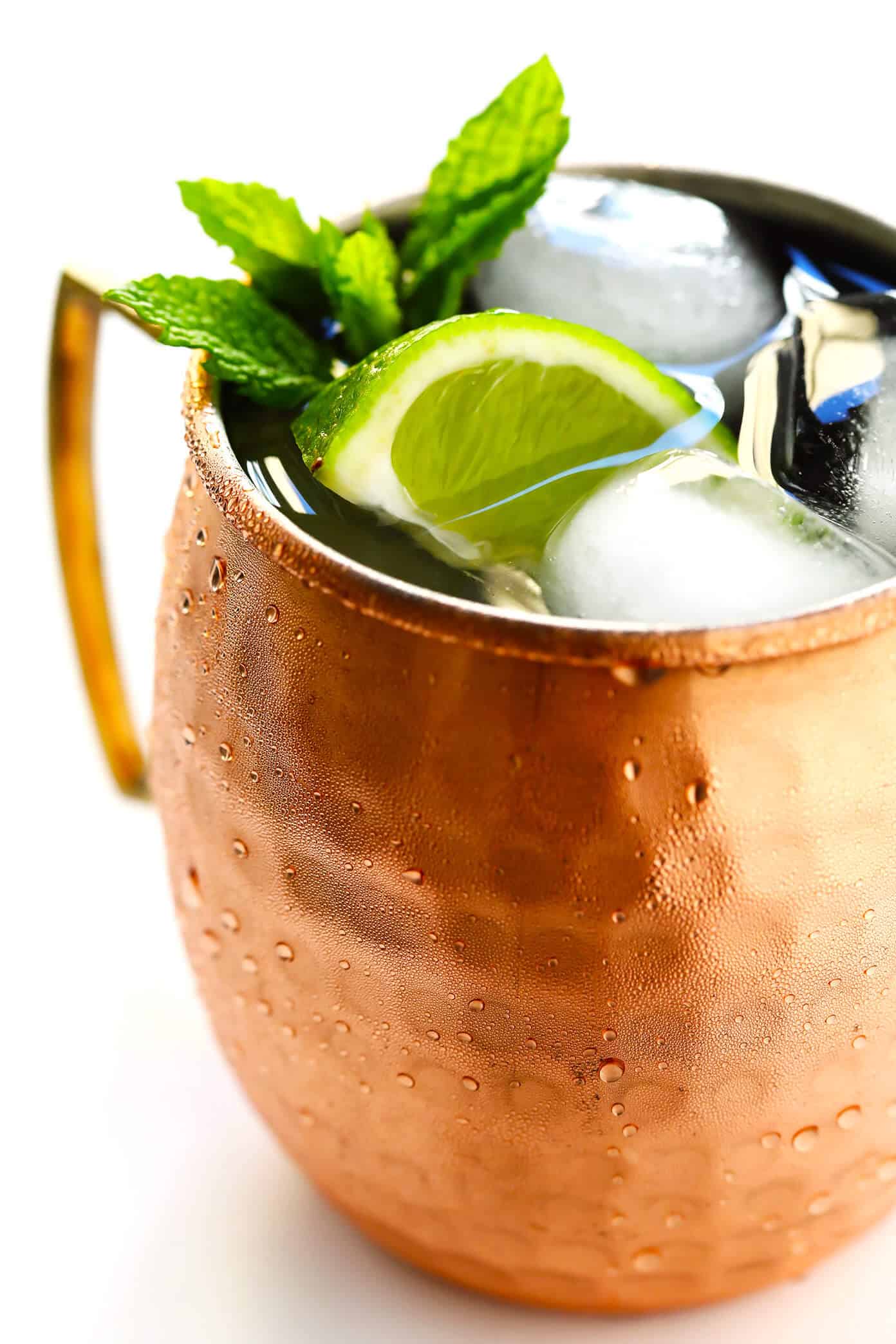 The BEST Moscow Mule recipe, plus tips on purchasing copper mugs and how to customize your cocktails. Easy to make in just a few minutes with ginger beer, lime juice and vodka! | Gimme Some Oven #moscowmule #cocktail #gingerbeer #drinks #vodka The Perfect Moscow Mule Recipe