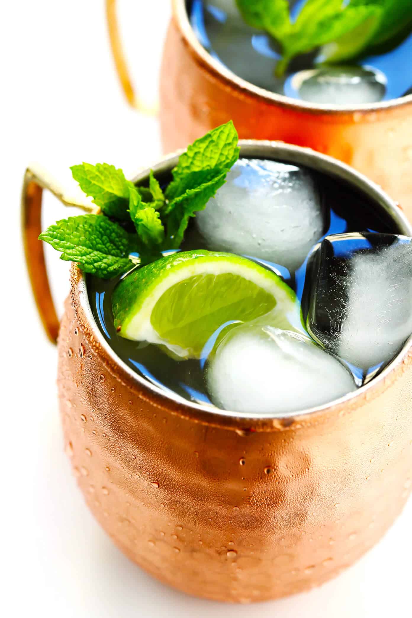 The BEST Moscow Mule recipe, plus tips on purchasing copper mugs and how to customize your cocktails. Easy to make in just a few minutes with ginger beer, lime juice and vodka! | Gimme Some Oven #moscowmule #cocktail #gingerbeer #drinks #vodka The BEST Moscow Mule Recipe!