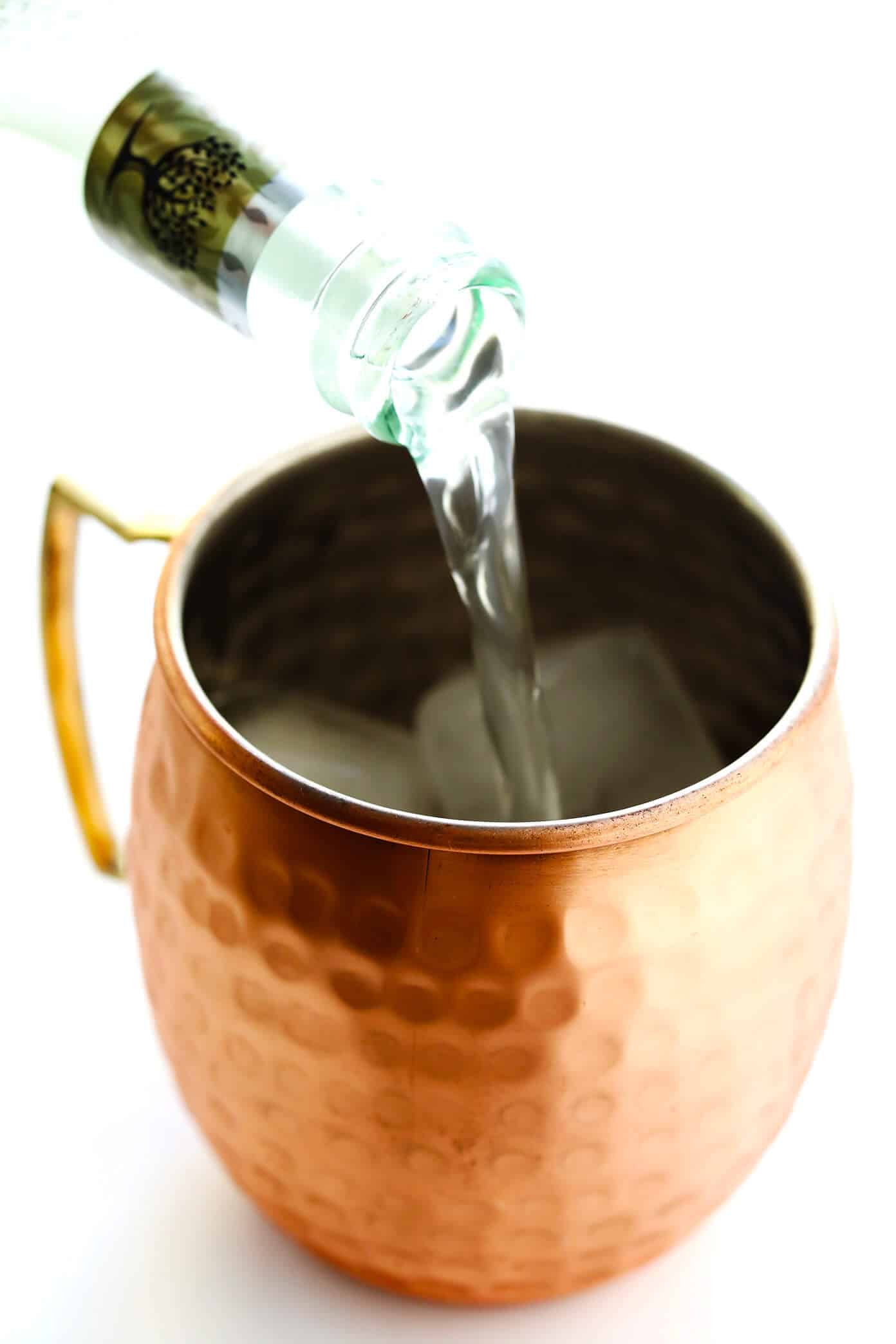 The BEST Moscow Mule recipe, plus tips on purchasing copper mugs and how to customize your cocktails. Easy to make in just a few minutes with ginger beer, lime juice and vodka! | Gimme Some Oven #moscowmule #cocktail #gingerbeer #drinks #vodka How To Make A Moscow Mule Recipe