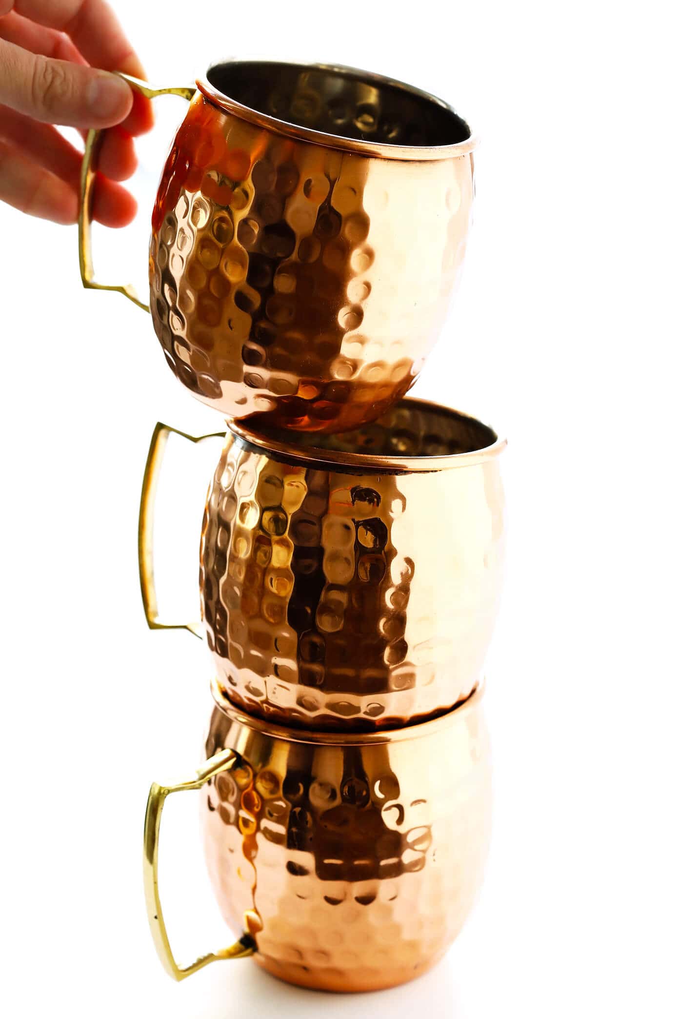 The BEST Moscow Mule recipe, plus tips on purchasing copper mugs and how to customize your cocktails. Easy to make in just a few minutes with ginger beer, lime juice and vodka! | Gimme Some Oven #moscowmule #cocktail #gingerbeer #drinks #vodka Moscow Mule Copper Mugs