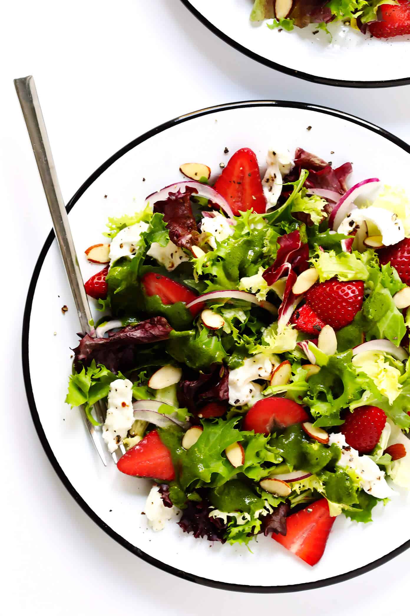 This Strawberry Burrata Salad is made with fresh berries, creamy burrata mozzarella, toasted almonds, and tossed with the most delicious Italian basil vinaigrette. It's the perfect summer salad! | Gimme Some Oven #strawberry #salad #summer #dinner #healthyrecipes Summer Strawberry Burrata Salad with Italian Vinaigrette