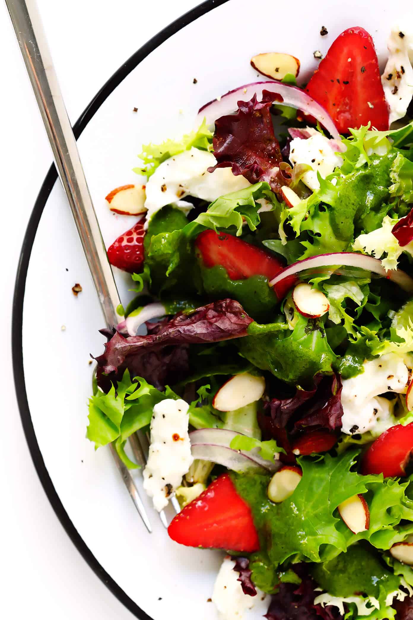 This Strawberry Burrata Salad is made with fresh berries, creamy burrata mozzarella, toasted almonds, and tossed with the most delicious Italian basil vinaigrette. It's the perfect summer salad! | Gimme Some Oven #strawberry #salad #summer #dinner #healthyrecipes Strawberry Salad with Burrata and Basil Vinaigrette