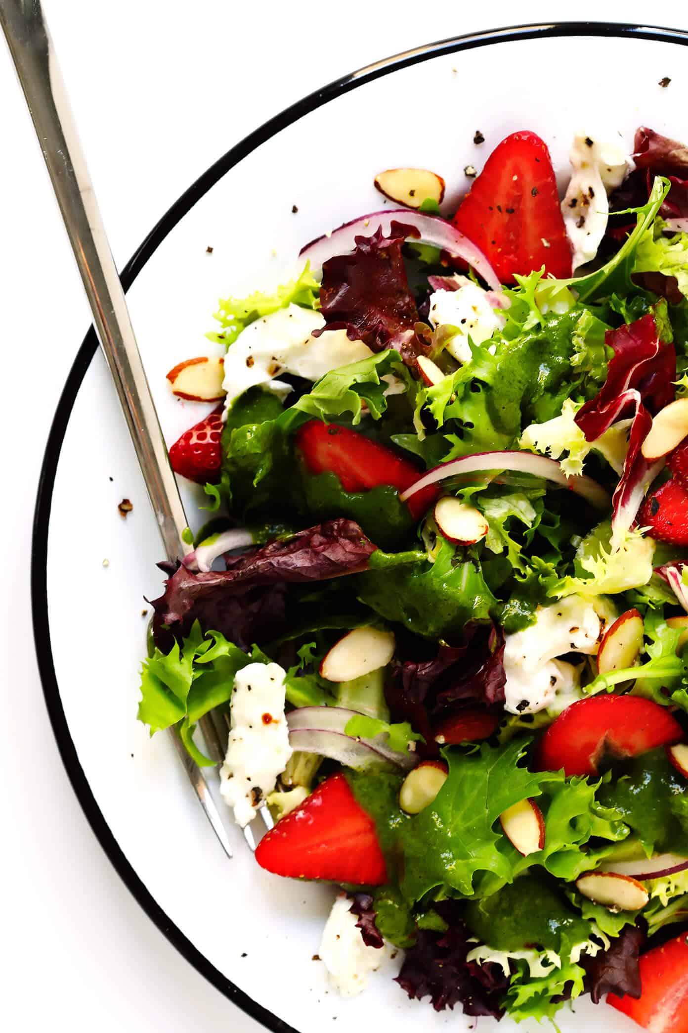 LOVE this Basil Vinaigrette recipe! It's quick and easy to make, and perfect drizzled on a salad, soup, pizza, roasted vegetables, grilled chicken...and so much more. | Gimme Some Oven #vinaigrette #saladdressing #basil #dinner #healthy Strawberry Burrata Salad with Fresh Basil Vinaigrette
