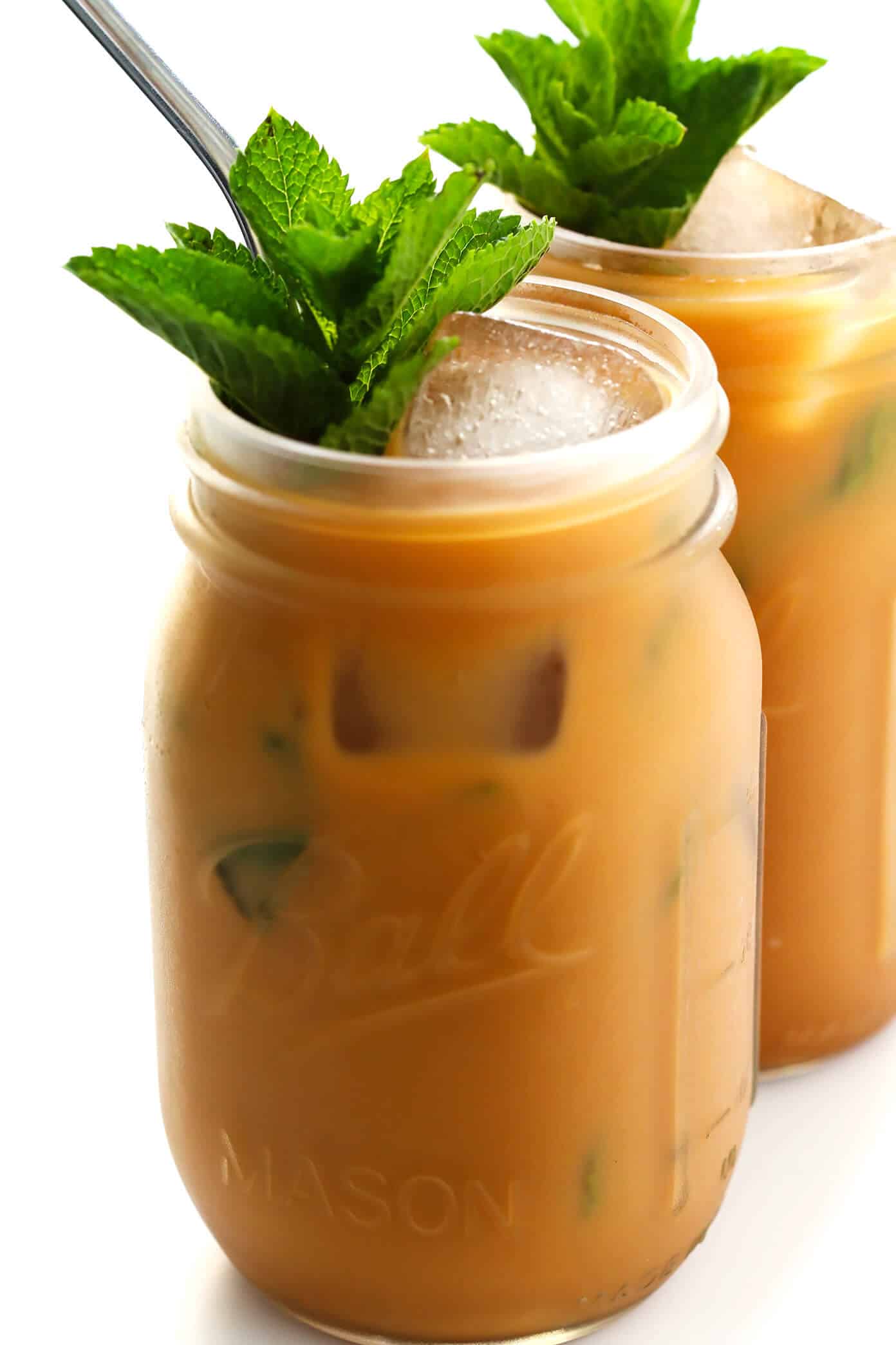 This Mint Mojito Iced Coffee is a TOTAL game-changer. It's easy to make with regular brewed filter coffee, lots of fresh milk, a hint of cream (or coconut milk), your choice of sweetener...and it tastes unbelievably refreshing and delicious! It's the perfect summer drink! | Gimme Some Oven #coffee #icedcoffee #drink #mint How To Make Mint Mojito Iced Coffee