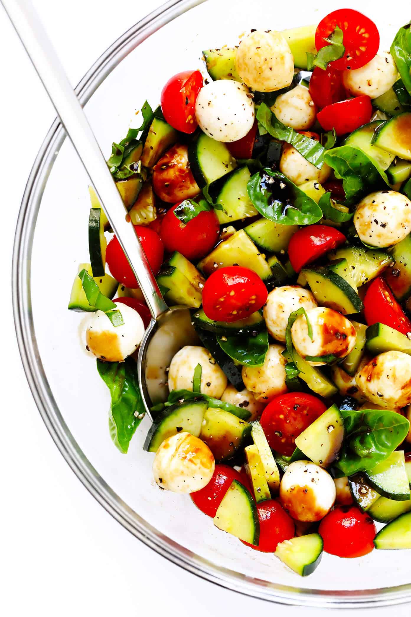 This Caprese Cucumber Salad recipe is quick and easy to make with 5 main ingredients -- fresh cucumber, tomato, basil, mozzarella and an easy balsamic glaze. Feel free to stir in some pasta if you'd like, too, to make a pasta salad! | Gimme Some Oven #caprese #cucumber #salad #pastasalad #summer #dinner #recipe Fresh Cucumber Caprese Salad Recipe