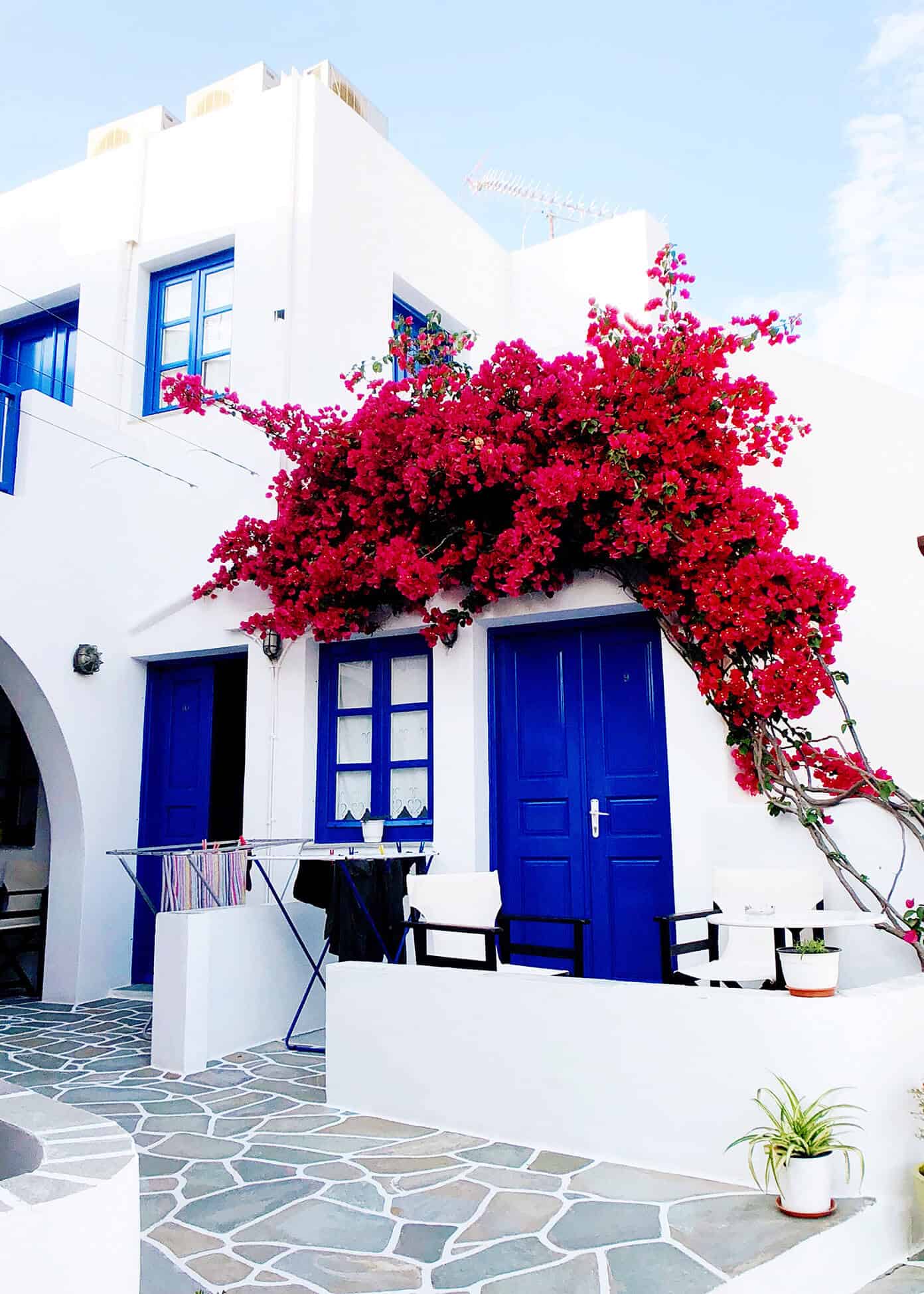 The Gimme Some Oven travel guide for restaurants to eat, hotels to stay and places to visit in Santorini, Greece. | Gimme Some Oven #santorini #greece #travel #traveltips #europe #vacation #islands #hotel #restaurant Gorgeous Greek Houses in Folegandros, Greece