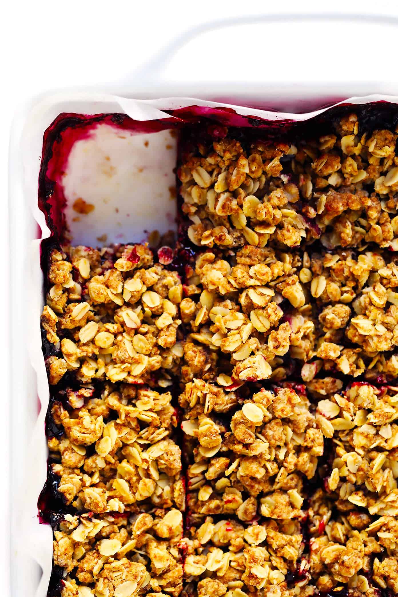 LOVE these blueberry crumble bars! They are easy to make, made with a buttery oatmeal crumble, and the most irresistible blueberry filling. The perfect summer dessert recipe! | Gimme Some Oven #blueberry #crumble #summer #dessert #recipe #oatmeal Easy Blueberry Crumble Bars Recipe