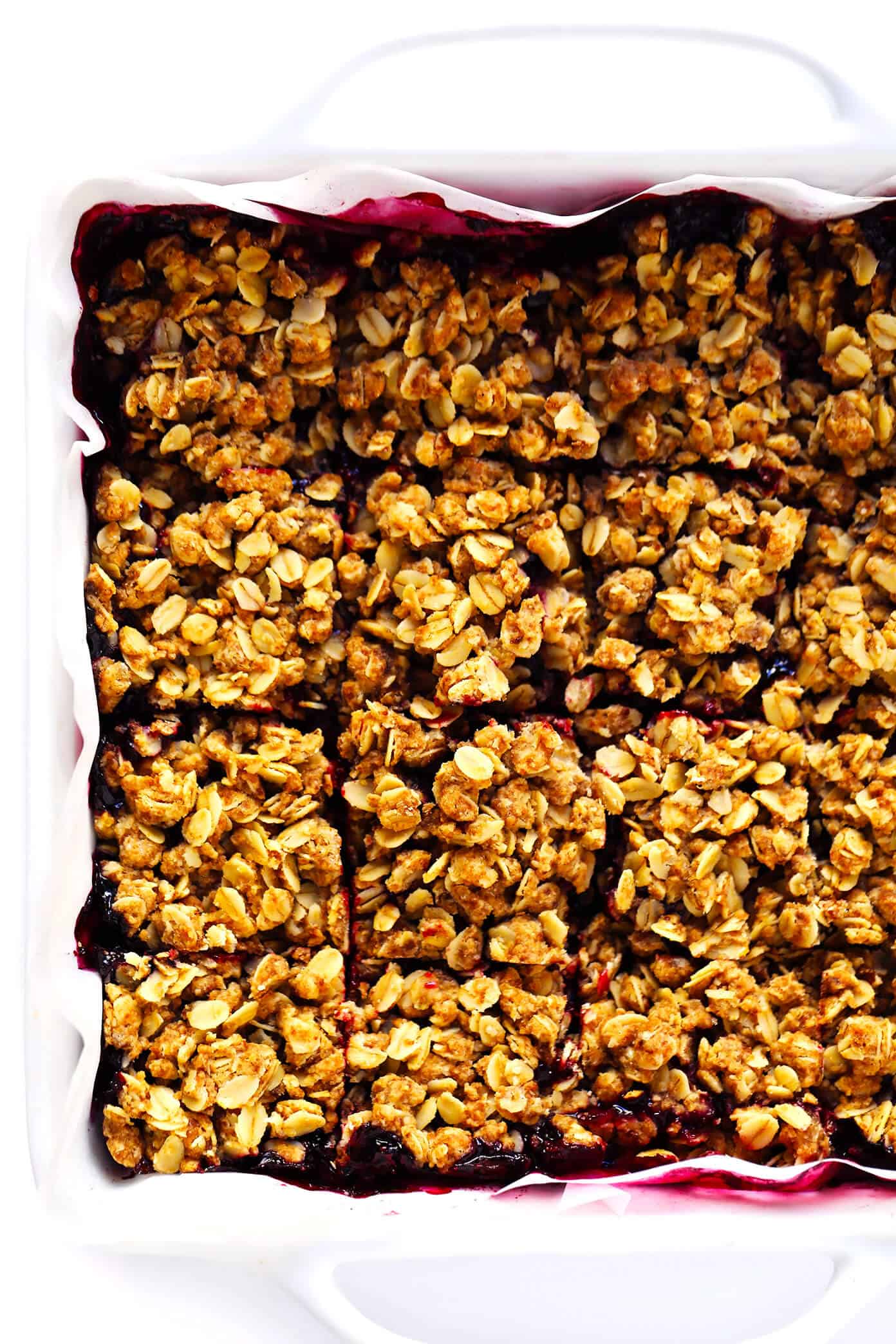 LOVE these blueberry crumble bars! They are easy to make, made with a buttery oatmeal crumble, and the most irresistible blueberry filling. The perfect summer dessert recipe! | Gimme Some Oven #blueberry #crumble #summer #dessert #recipe #oatmeal Easy Blueberry Bars Recipe