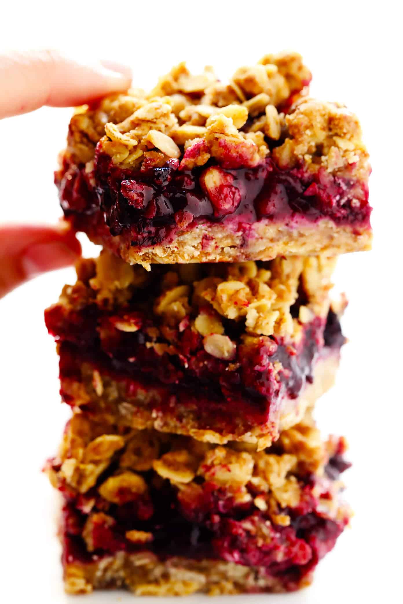 LOVE these blueberry crumble bars! They are easy to make, made with a buttery oatmeal crumble, and the most irresistible blueberry filling. The perfect summer dessert recipe! | Gimme Some Oven #blueberry #crumble #summer #dessert #recipe #oatmeal The BEST Blueberry Crumble Bars Recipe -- made with a buttery oatmeal crisp and fresh blueberry filling
