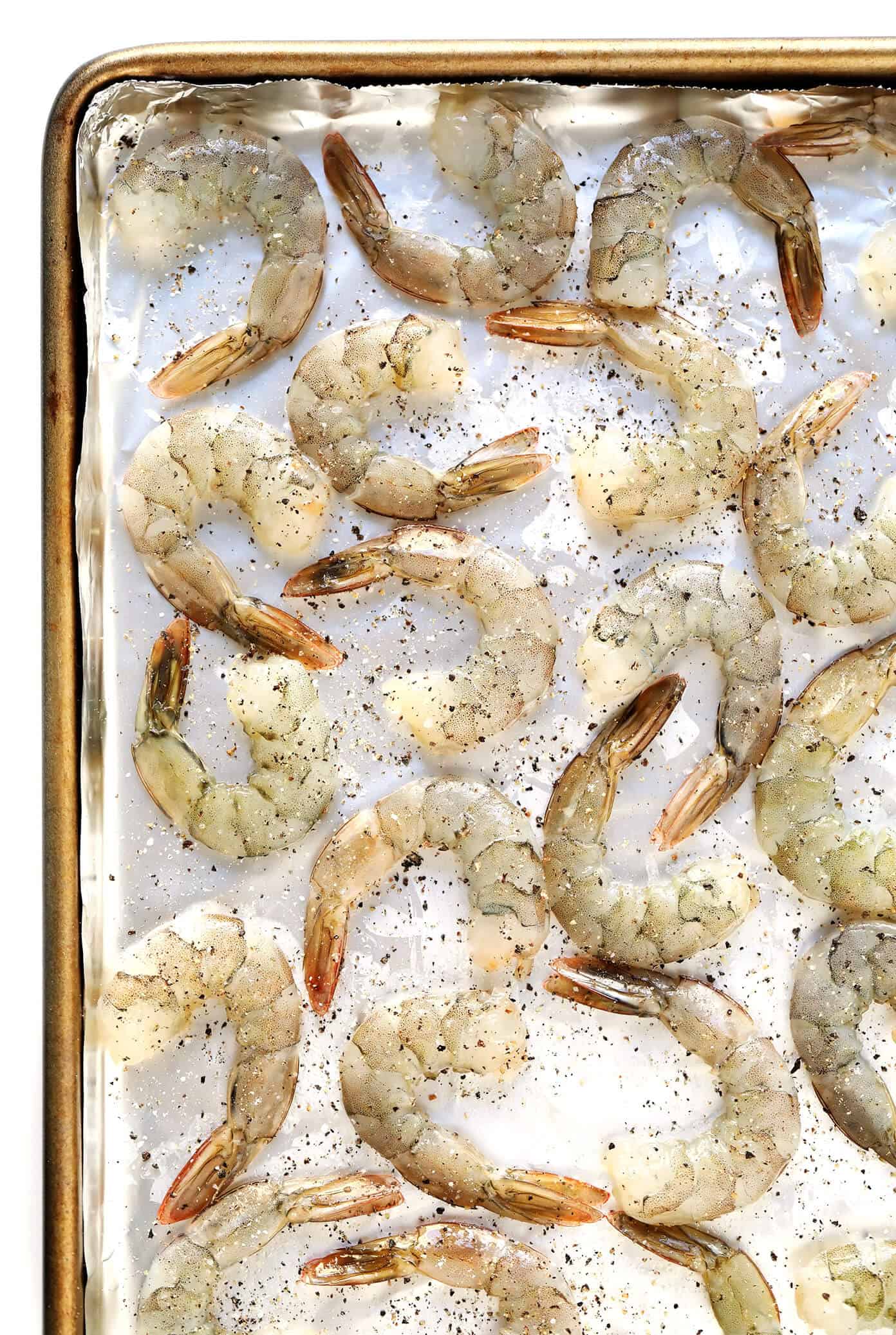 This 10-Minute Baked Shrimp recipe is brilliant! It's super easy to cook in the oven, totally customizable with your favorite seasonings, and absolutely delicious. | Gimme Some Oven #shrimp #oven #healthy #dinner #recipe #easy #glutenfree Raw Shrimp Prep | Baked Shrimp Recipe