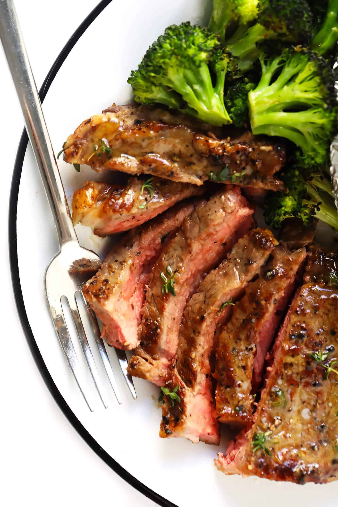 Learn how to cook steak in the oven with this simple tutorial and recipe! It's surprisingly easy to make baked (roasted) steak. Plus you can season it however you prefer, and cook it to your desired degree of doneness in the comfort of your kitchen. | Gimme Some Oven #steak #beef #baked #oven #roasted #dinner #recipe How To Cook Steak In The Oven | Gimme Some Oven