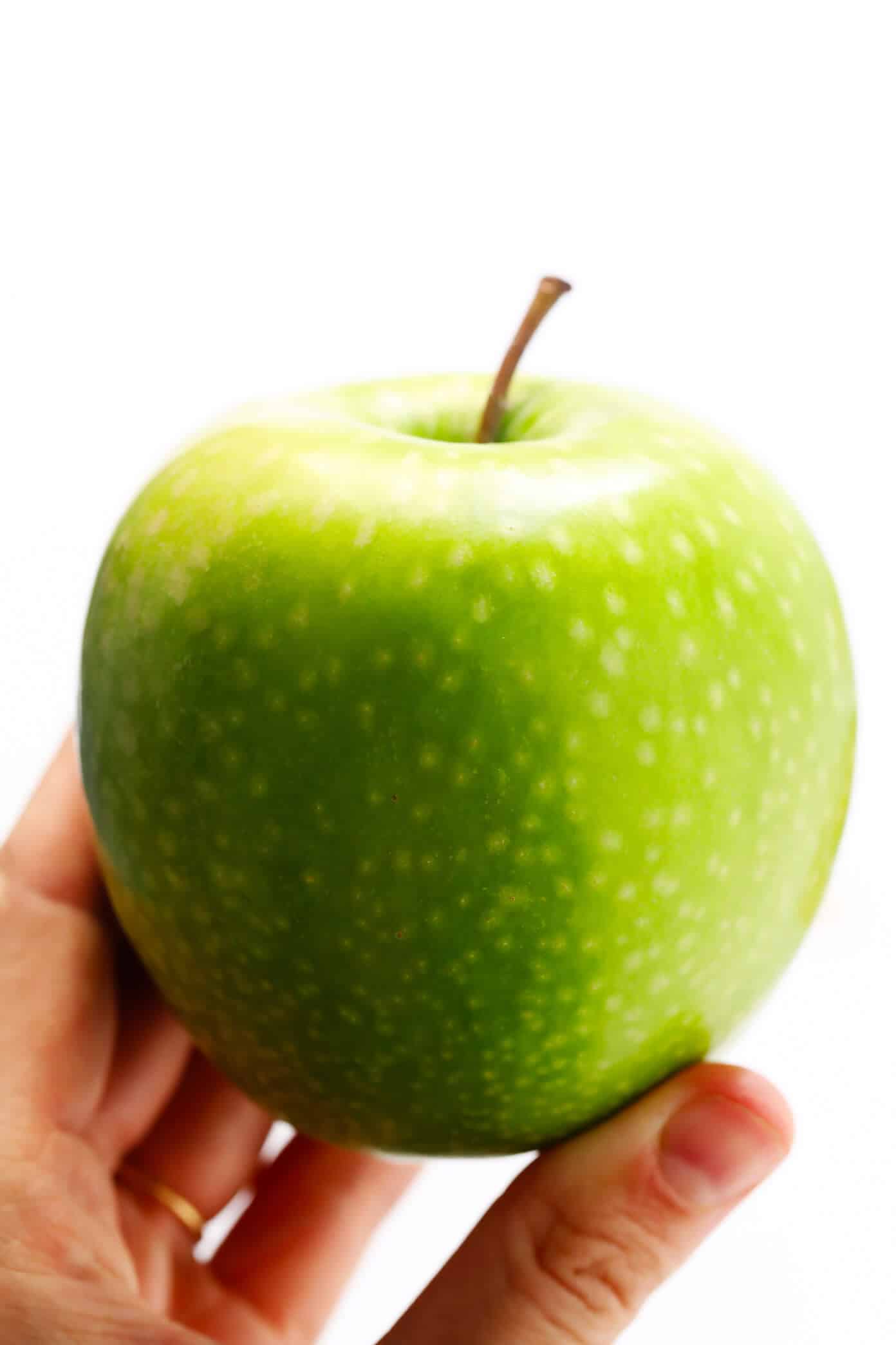 LOVE these healthy apple muffins! They're gluten-free (made with oats), lightly sweetened with maple syrup, and loaded up with lots of applesauce and fresh apples. A healthy breakfast or snack that you can feel great about! | Gimme Some Oven #healthy #muffins #breakfast #snack #brunch #apple #glutenfree #vegetarian #dairyfree Granny Smith Apple | Healthy Apple Muffins Recipe