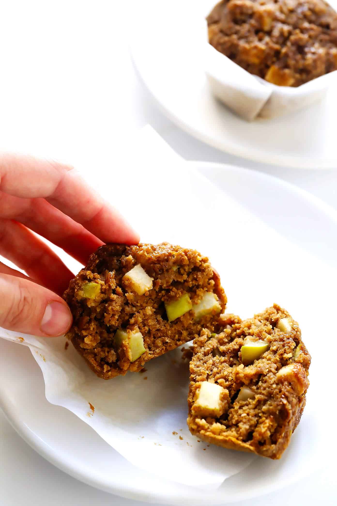 LOVE these healthy apple muffins! They're gluten-free (made with oats), lightly sweetened with maple syrup, and loaded up with lots of applesauce and fresh apples. A healthy breakfast or snack that you can feel great about! | Gimme Some Oven #healthy #muffins #breakfast #snack #brunch #apple #glutenfree #vegetarian #dairyfree Healthy Apple Muffins