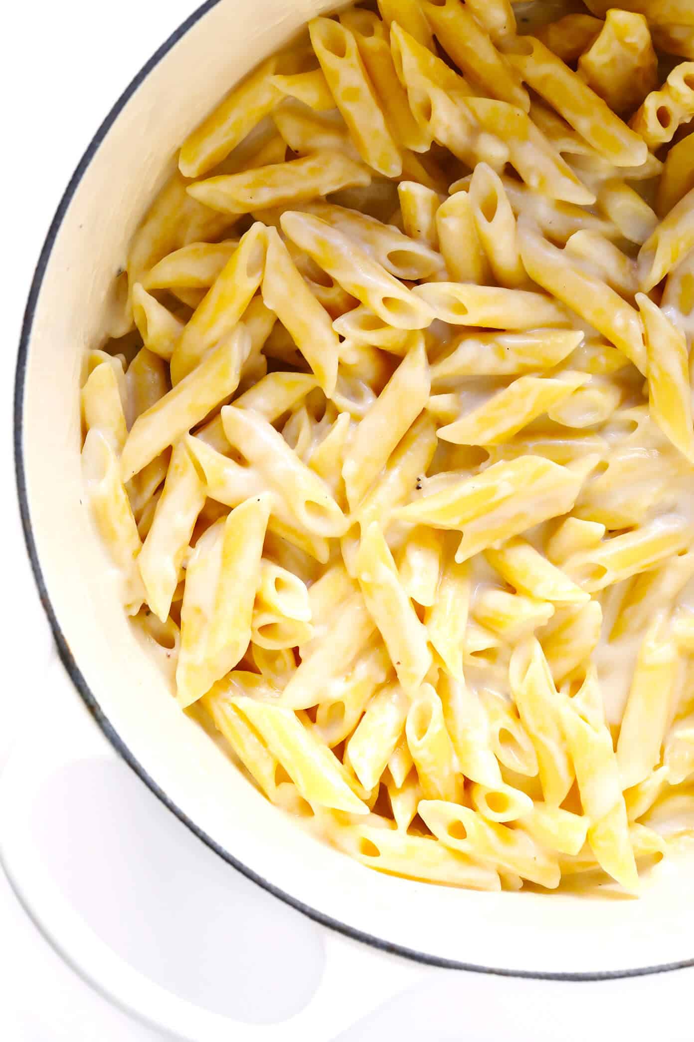 LOVE this Chicken Alfredo Baked Ziti recipe! It's made with a lightened-up creamy alfredo sauce, mozzarella and Parmesan cheese, your choice of pasta, plus any extra veggies you'd like to add. An easy Italian dinner recipe that everyone will love! | Gimme Some Oven #bakedziti #chicken #alfredo #italian #dinner #pasta #recipe Alfredo Pasta | Chicken Alfredo Baked Ziti