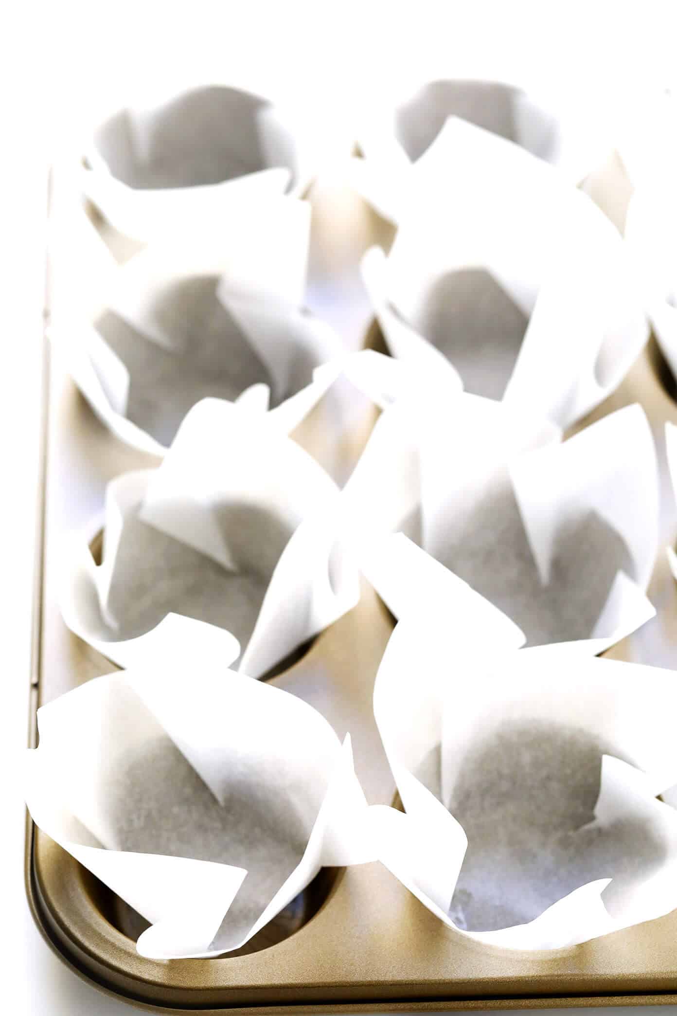 DIY Parchment Baking Liners -- these little tulip cups are perfect for cupcakes, muffins, or whatever else you feel like baking! | Gimme Some Oven #diy #baking #cupcakes #muffins #homemade #howto DIY Parchment Tulip Baking Cups
