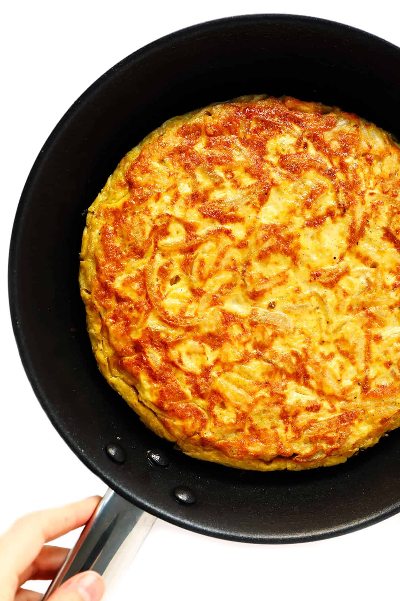 This 15-Minute Shortcut Spanish Omelette (Tortilla Española) is super quick and easy to make, thanks to a secret ingredient -- KETTLE CHIPS! All you need are four easy ingredients to make this delicious egg and potato omelette. | Gimme Some Oven #omelette #spanish #egg #potato #spain #tortilla How To Make A Spanish Omelette