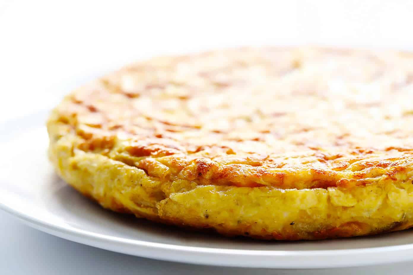 This 15-Minute Shortcut Spanish Omelette (Tortilla Española) is super quick and easy to make, thanks to a secret ingredient -- KETTLE CHIPS! All you need are four easy ingredients to make this delicious egg and potato omelette. | Gimme Some Oven #omelette #spanish #egg #potato #spain #tortilla Spanish Omelette (Tortilla Española) Recipe