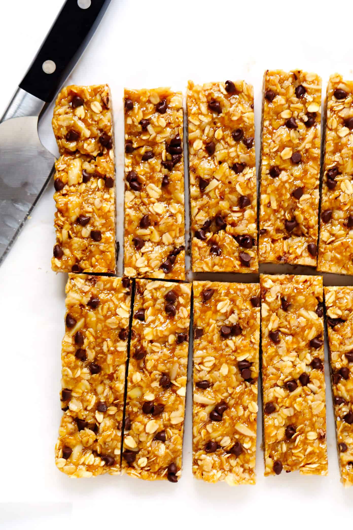LOVE these Chewy Peanut Butter Granola Bars! This recipe is easy to make with 7 main ingredients (plus chocolate chips, if you'd like), it's full of protein and naturally #glutenfree, and totally delicious. An awesome healthy breakfast or snack! | gimmesomeoven.com #granola #bars #protein #healthy #glutenfree #peanutbutter #chocolate #breakfast #snack Homemade Granola Bars Recipe