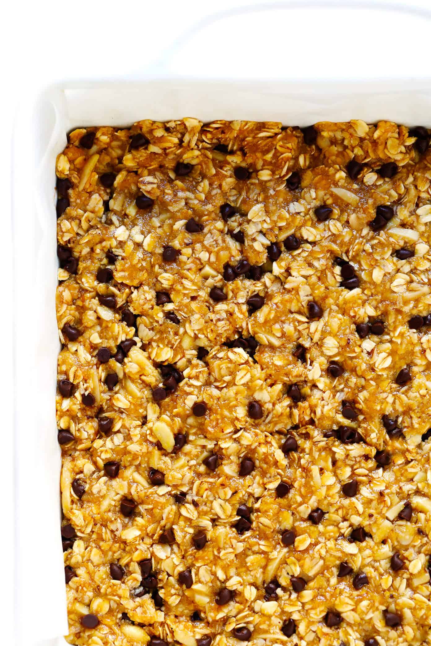 LOVE these Chewy Peanut Butter Granola Bars! This recipe is easy to make with 7 main ingredients (plus chocolate chips, if you'd like), it's full of protein and naturally #glutenfree, and totally delicious. An awesome healthy breakfast or snack! | gimmesomeoven.com #granola #bars #protein #healthy #glutenfree #peanutbutter #chocolate #breakfast #snack Healthy Granola Bars Recipe