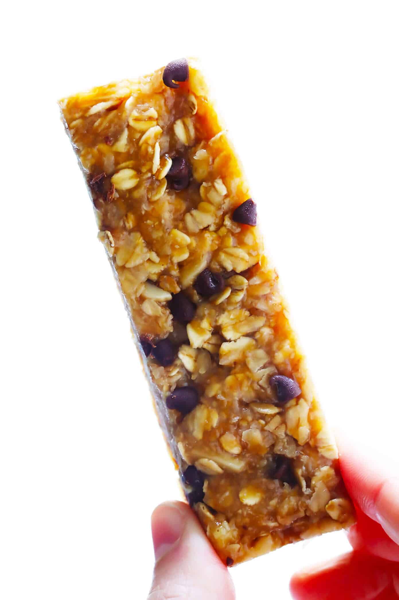 LOVE these Chewy Peanut Butter Granola Bars! This recipe is easy to make with 7 main ingredients (plus chocolate chips, if you'd like), it's full of protein and naturally #glutenfree, and totally delicious. An awesome healthy breakfast or snack! | gimmesomeoven.com #granola #bars #protein #healthy #glutenfree #peanutbutter #chocolate #breakfast #snack Healthy Peanut Butter Granola Bars Recipe