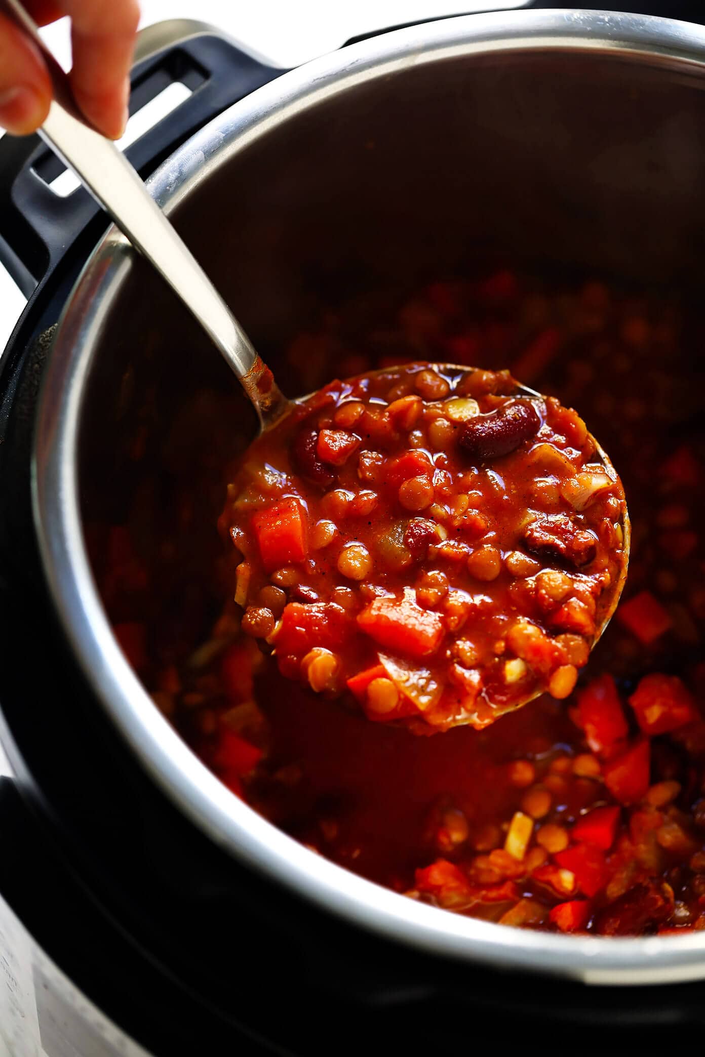 LOVE this vegetarian chili recipe! It's easy to make in the #InstantPot, #CrockPot or on the stovetop. It's full of healthy veggies and lots of protein. And it is always a crowd fave. | gimmesomeoven.com #chili #soup #mexican #healthy #recipe #dinner #glutenfree #vegan #vegetarian #meatless Instant Pot Chili Recipe