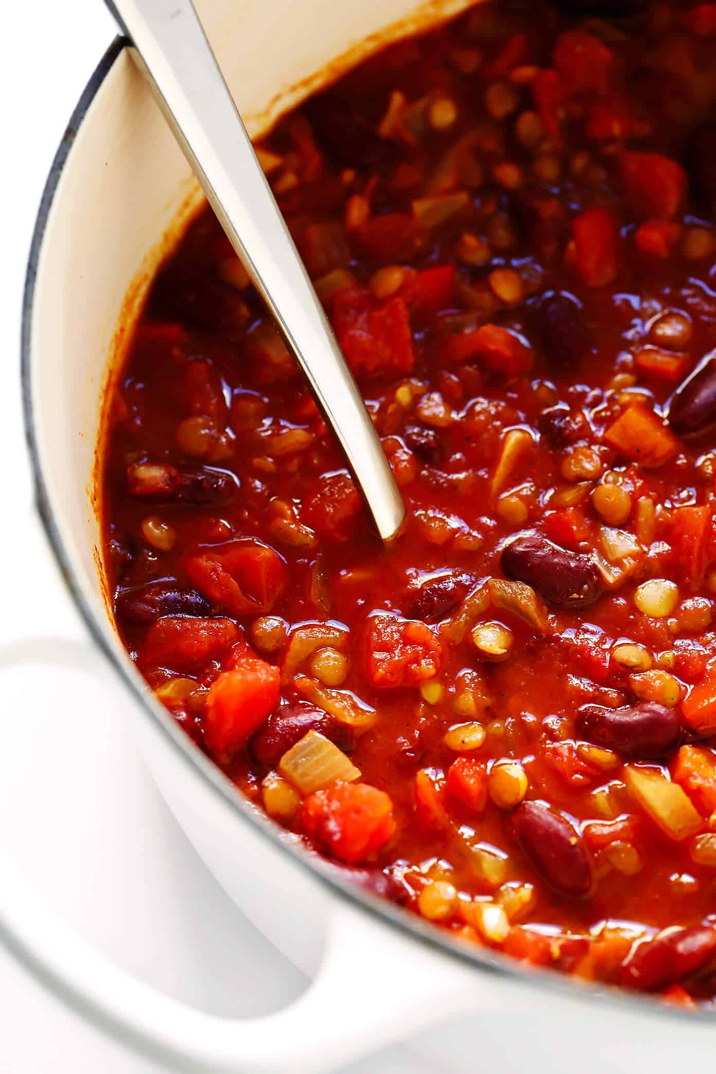 LOVE this vegetarian chili recipe! It's easy to make in the #InstantPot, #CrockPot or on the stovetop. It's full of healthy veggies and lots of protein. And it is always a crowd fave. | gimmesomeoven.com #chili #soup #mexican #healthy #recipe #dinner #glutenfree #vegan #vegetarian #meatless Easy Chili Recipe (Vegetarian, Vegan and Gluten-Free)
