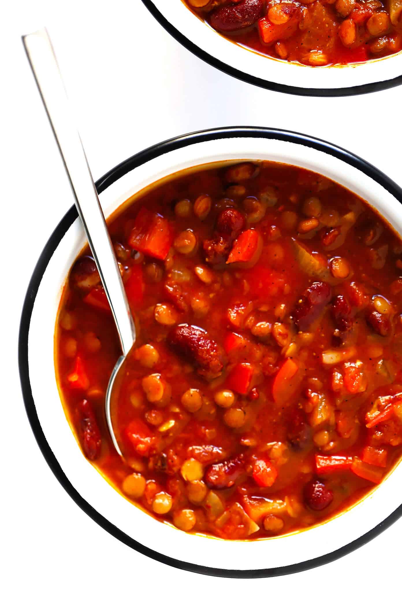 LOVE this vegetarian chili recipe! It's easy to make in the #InstantPot, #CrockPot or on the stovetop. It's full of healthy veggies and lots of protein. And it is always a crowd fave. | gimmesomeoven.com #chili #soup #mexican #healthy #recipe #dinner #glutenfree #vegan #vegetarian #meatless Easy Chili Recipe