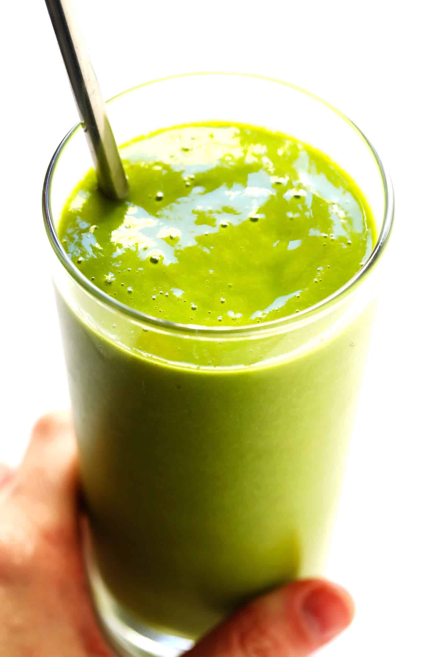 This 5-Ingredient Spicy Mango Green Smoothie is kicked up a notch with the addition of cayenne and lots of fresh ginger, and it is CRAZY delicious. | gimmesomeoven.com #green #smoothie #mango #spicy #breakfast #healthy #vegan #glutenfree 5-Ingredient Spicy Mango Green Smoothie