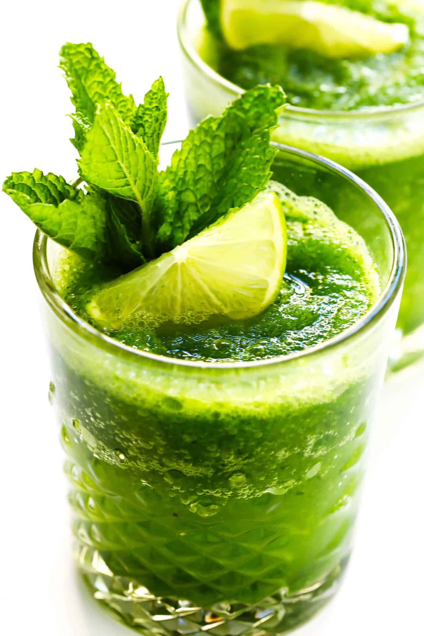 LOVE this frozen mojito recipe! (Frojitos!!) This summer cocktail recipe is easy to make in just 5 minutes with fresh mint, lime juice, rum, honey simple syrup and ice. Instructions included for how to make a single batch, or a pitcher for a crowd! | gimmesomeoven.com #mojito #cocktail #frozen #slushie #mint #drinks #lime Frozen Mojitos