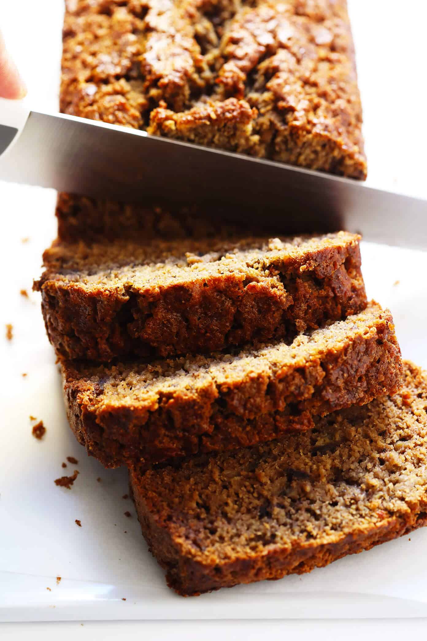 The BEST healthy banana bread recipe! It's easy to make, naturally gluten-free (made with oat flour) and dairy-free (coconut oil instead of butter), and full of the BEST banana flavors! Enjoy while it's nice and warm, or freeze the leftovers for later. | gimmesomeoven.com #banana #bread #healthy #breakfast #brunch #dessert #glutenfree #vegetarian #sweet Easy banana bread recipe