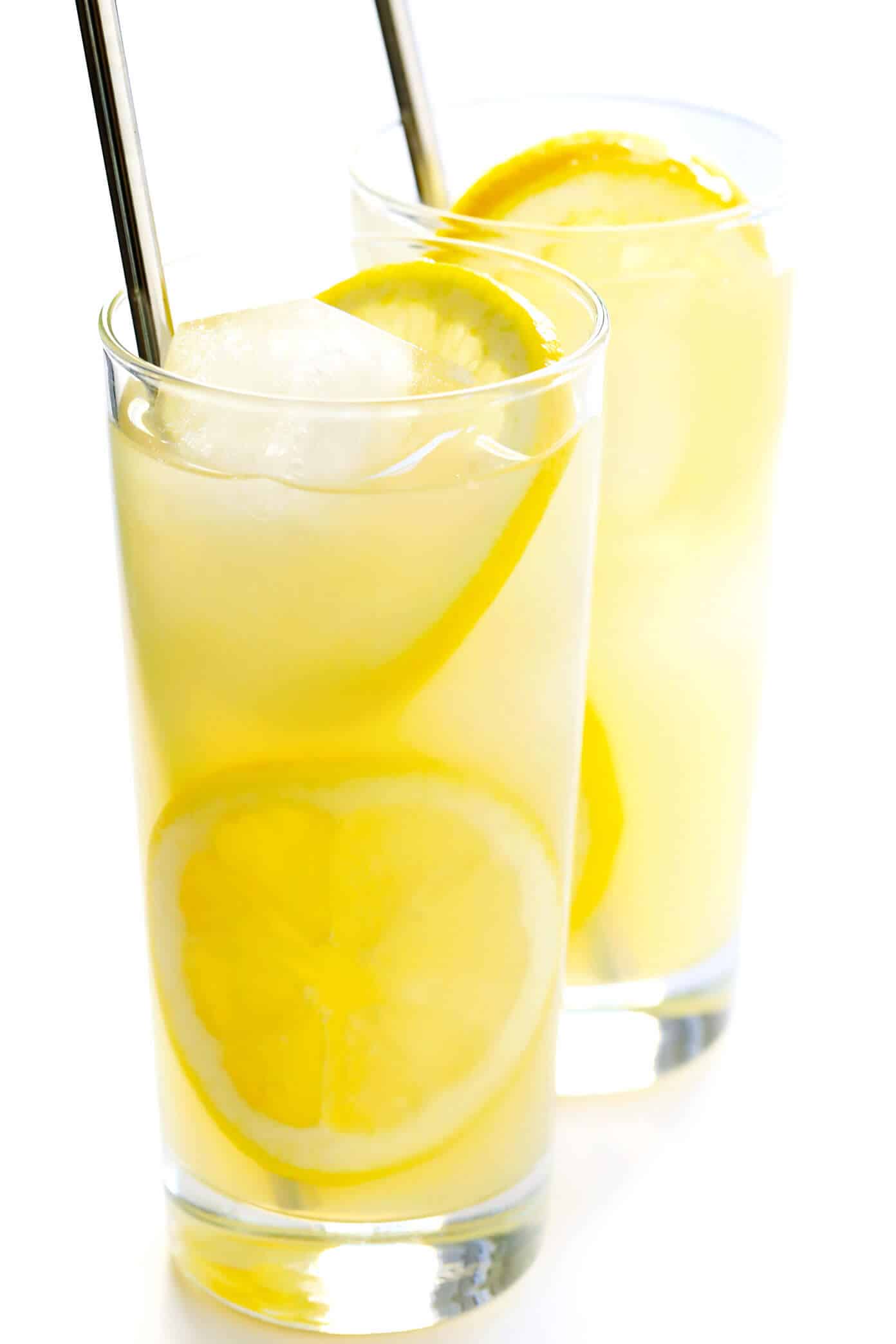 Easy Lemonade Recipe The BEST 3-ingredient homemade lemonade recipe -- naturally sweetened with maple syrup or honey, and easy to make in just 5 minutes! | gimmesomeoven.com #lemonade #drink #summer #juice