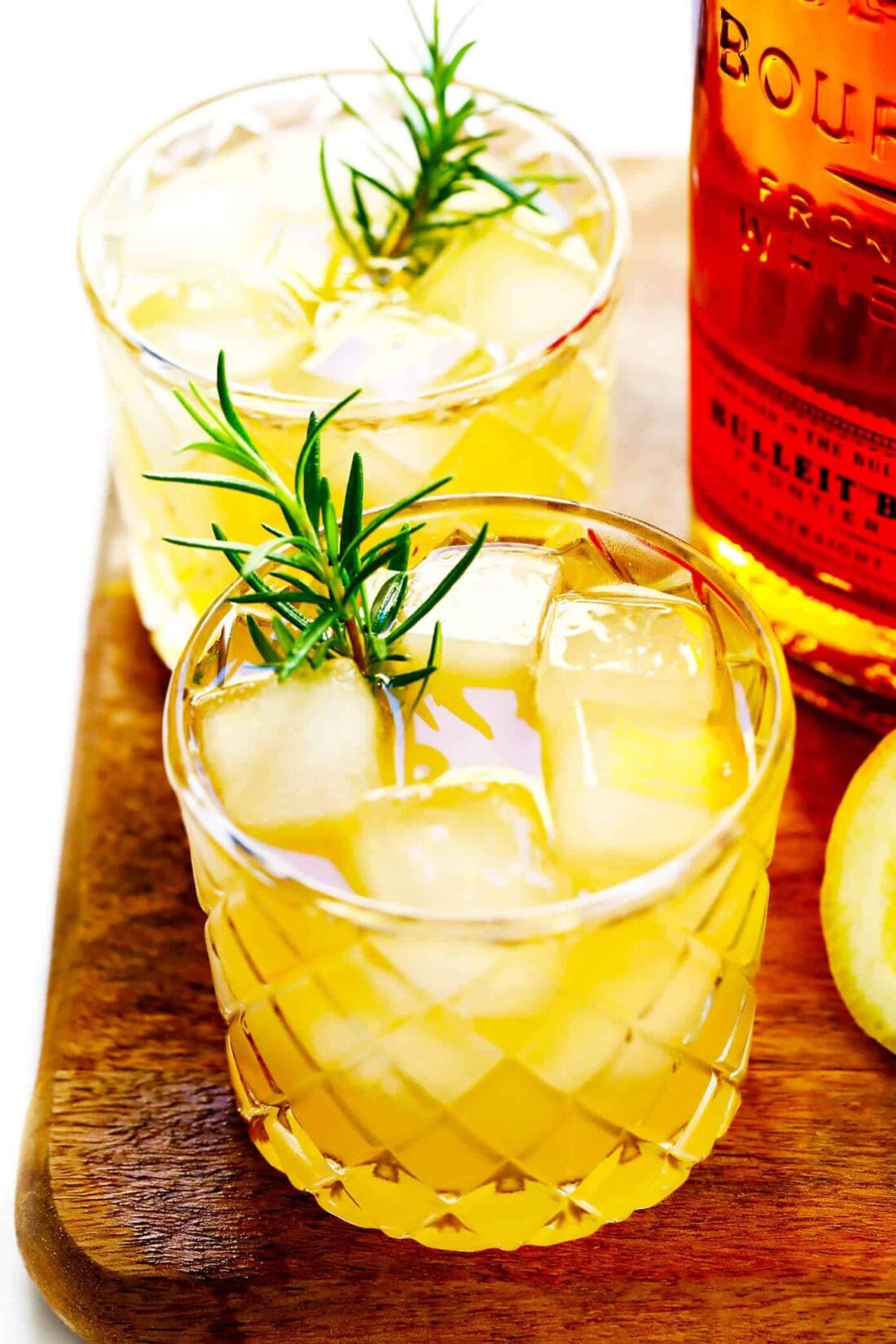 These whiskey lemonade cocktails are easy to make with just 3 ingredients...and always taste so refreshing! Feel free to use bourbon or any type of whiskey that you prefer. | gimmesomeoven.com #whiskey #lemonade #cocktail #drink #entertaining #summer #bourbon Whiskey Lemonade