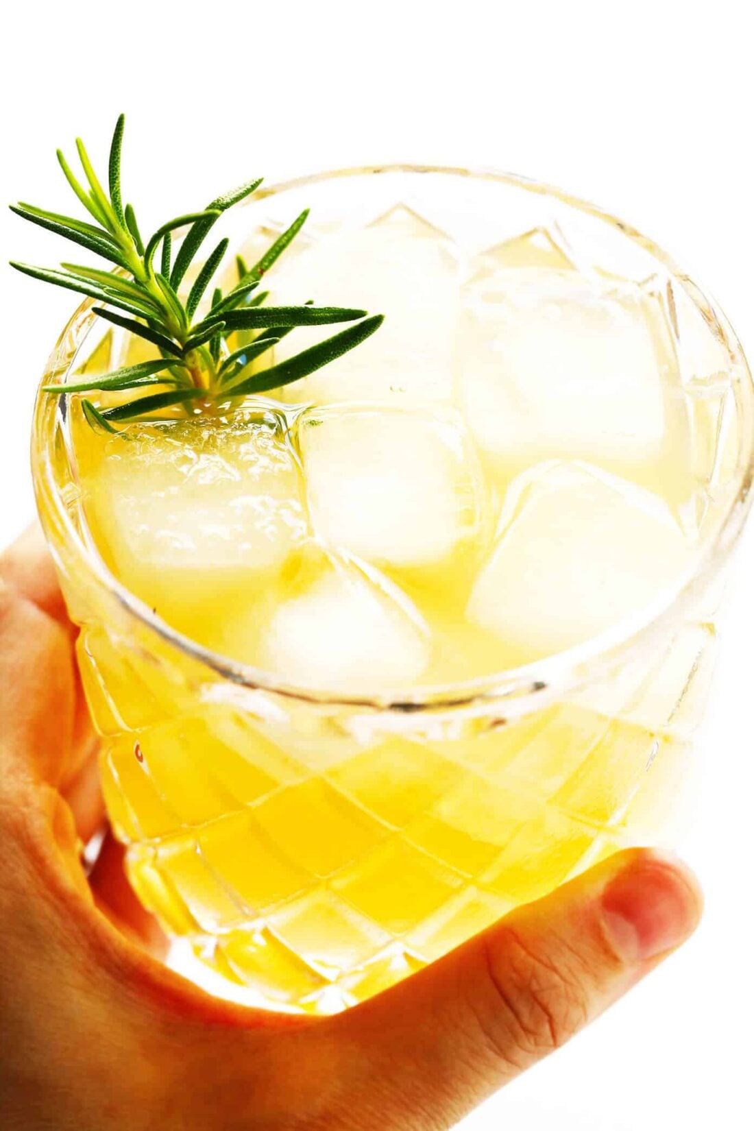 These whiskey lemonade cocktails are easy to make with just 3 ingredients...and always taste so refreshing! Feel free to use bourbon or any type of whiskey that you prefer. | gimmesomeoven.com #whiskey #lemonade #cocktail #drink #entertaining #summer #bourbon Whiskey Lemonade Recipe
