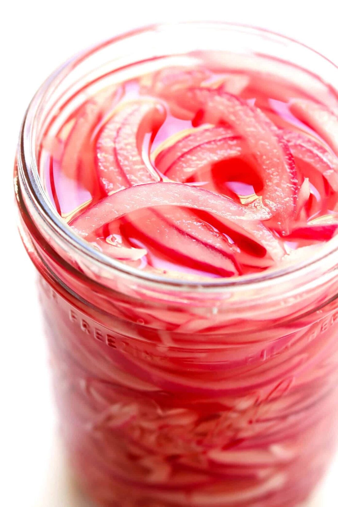 30-Minute Quick Pickled Red Onions! Easy to make with just 4 main ingredients, and totally customizable with whatever other herbs and seasonings that you would like to add. And delicious with everything from tacos to curry, pizza, falafel and more! | gimmesomeoven.com #pickled #onions #topping #mexican #healthy 30-Minute Quick Pickled Onions
