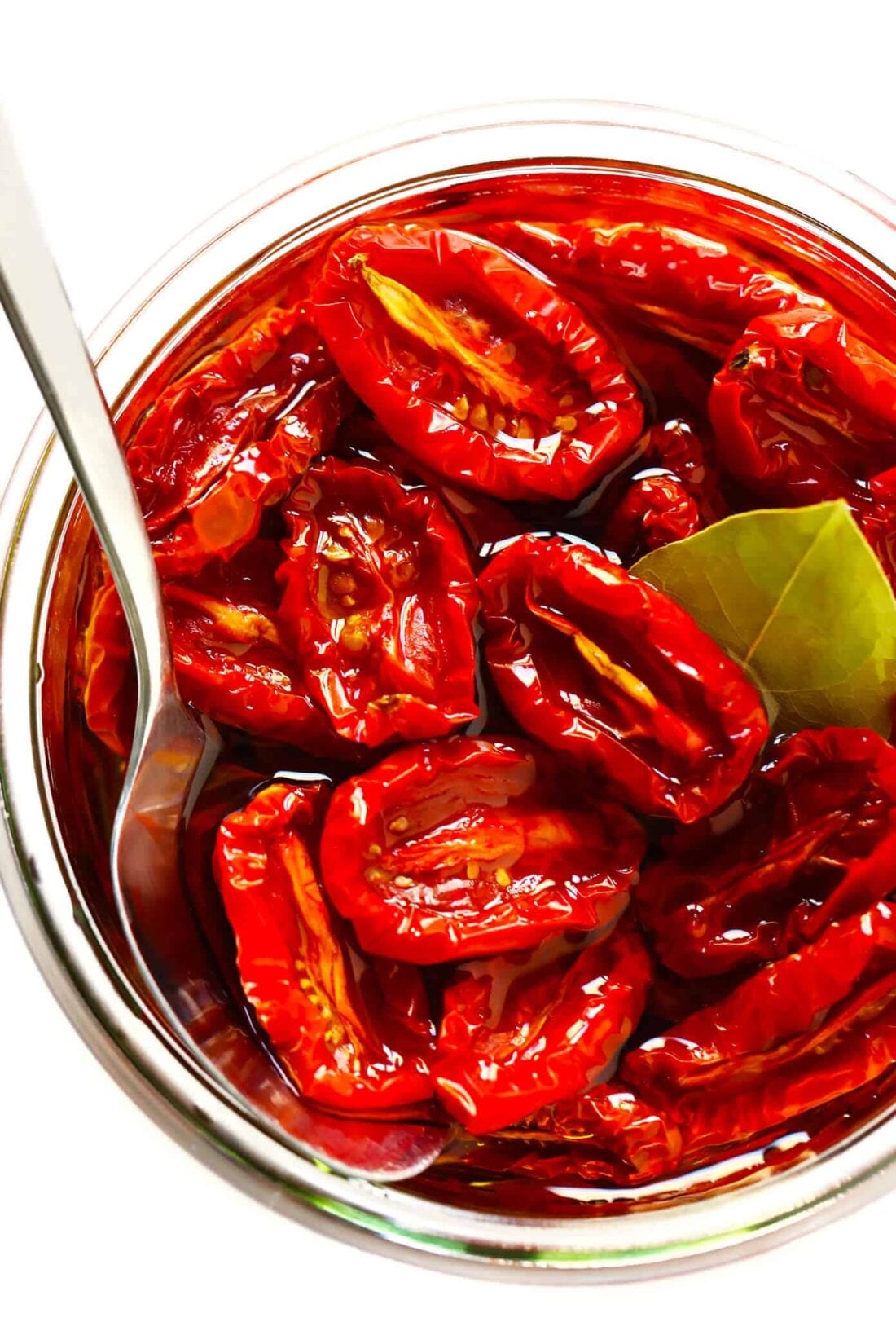 Learn how to make sun-dried tomatoes in the oven! This recipe can be easily customized to be as spicy, garlicky, herby or plain as you prefer. | gimmesomeoven.com #sundriedtomatoes #tomatoes #summer #topping #italian #healthy #vegan #glutenfree Homemade Sun-Dried Tomatoes in Olive Oil