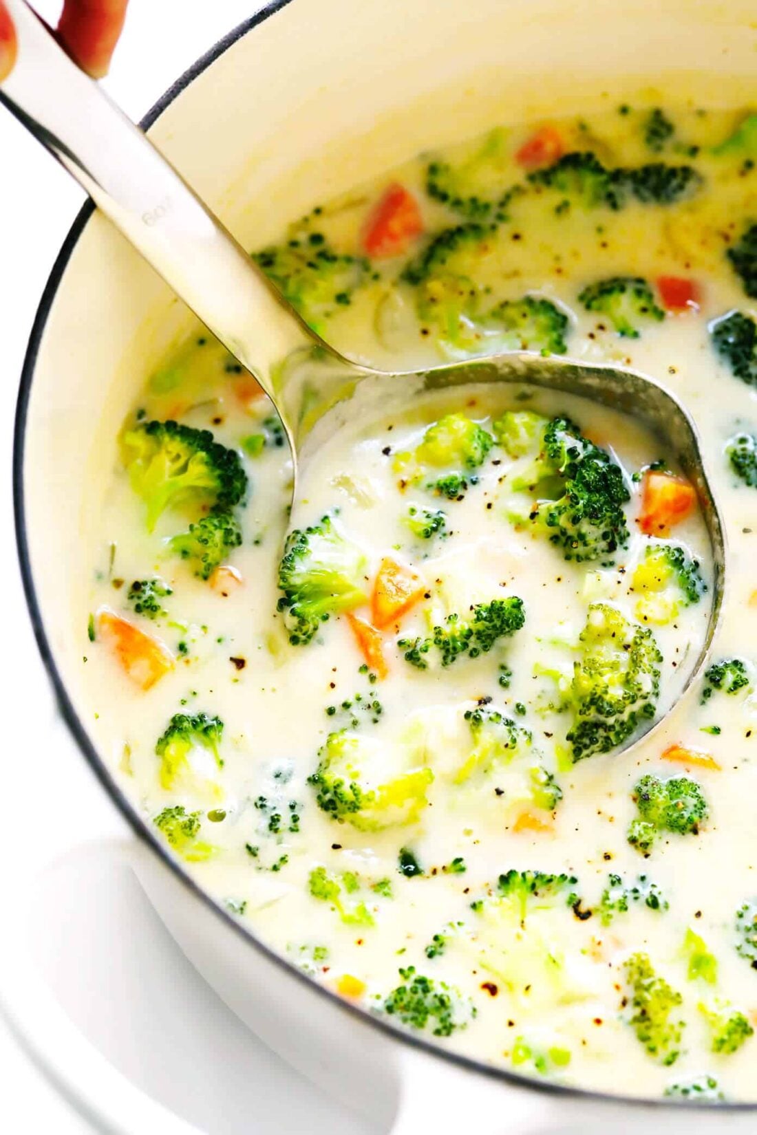 The BEST Broccoli Cheese Soup recipe! This vegetarian soup is easy to make in less than 30 minutes, it's lightened up a bit with no heavy cream, yet this broccoli cheddar soup still tastes just as cozy and comforting and delicious as ever. | gimmesomeoven.com #broccoli #soup #vegetarian #mealprep #dinner #cheese Broccoli Cheese Soup Recipe