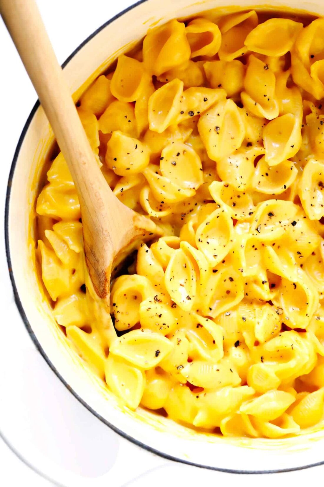 The coziest Butternut Squash Mac and Cheese recipe! Easy to make in just 30 minutes, lightened up to make it a bit more healthy, yet still just as creamy, cheesy and delicious as ever. A wonderful healthy vegetarian dinner recipe! | gimmesomeoven.com #butternut #macandcheese #pasta #vegetarian #healthy #dinner #italian #glutenfree Butternut Squash Mac and Cheese