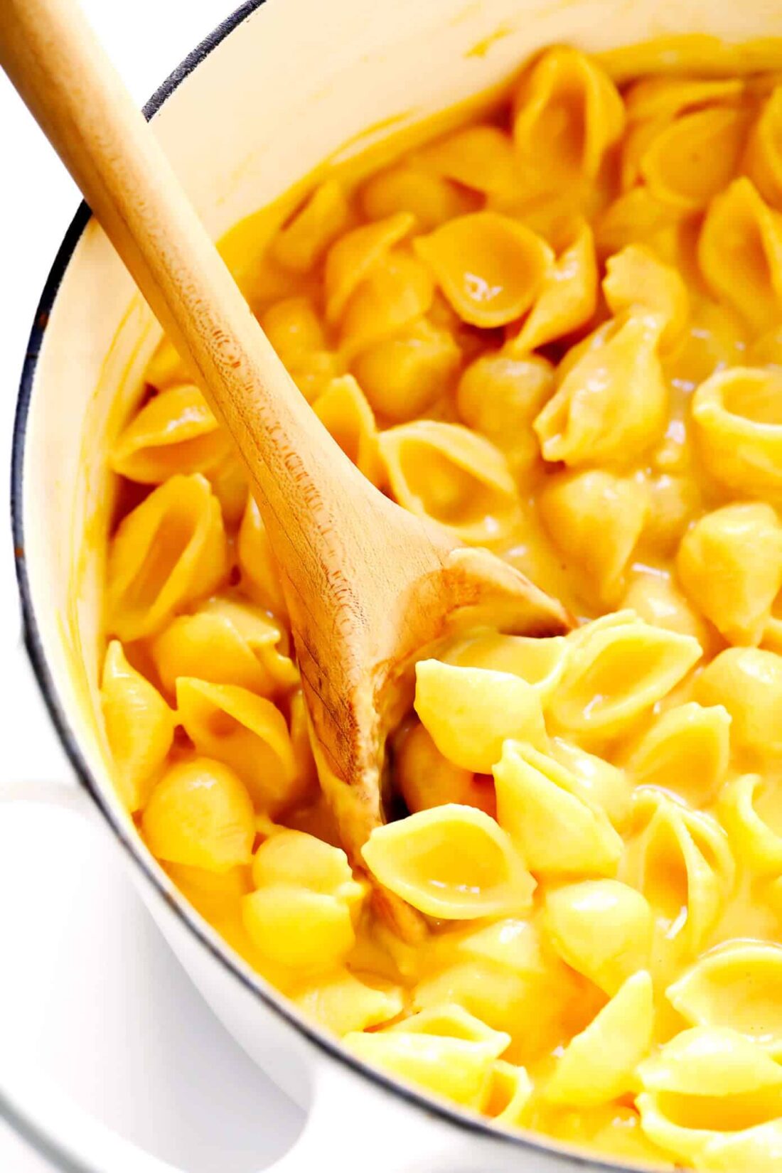 The coziest Butternut Squash Mac and Cheese recipe! Easy to make in just 30 minutes, lightened up to make it a bit more healthy, yet still just as creamy, cheesy and delicious as ever. A wonderful healthy vegetarian dinner recipe! | gimmesomeoven.com #butternut #macandcheese #pasta #vegetarian #healthy #dinner #italian #glutenfree Butternut Squash Mac and Cheese Recipe