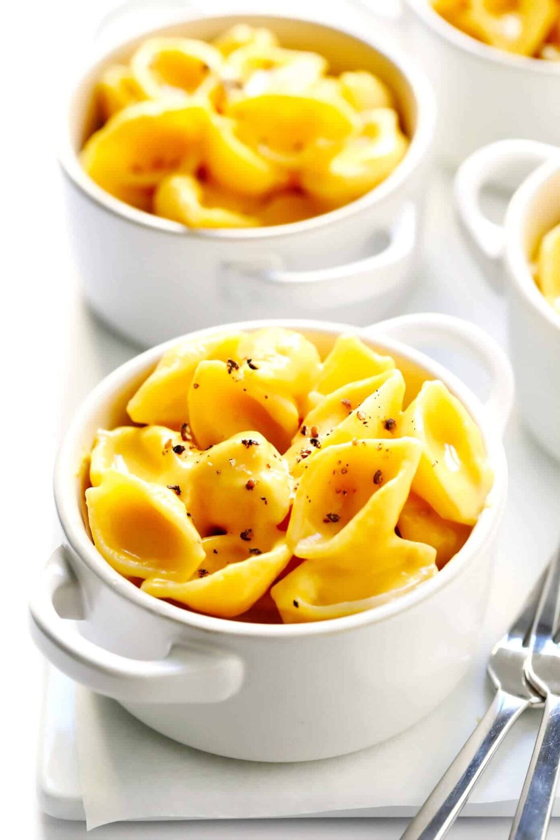 The coziest Butternut Squash Mac and Cheese recipe! Easy to make in just 30 minutes, lightened up to make it a bit more healthy, yet still just as creamy, cheesy and delicious as ever. A wonderful healthy vegetarian dinner recipe! | gimmesomeoven.com #butternut #macandcheese #pasta #vegetarian #healthy #dinner #italian #glutenfree Healthy Butternut Squash Mac and Cheese