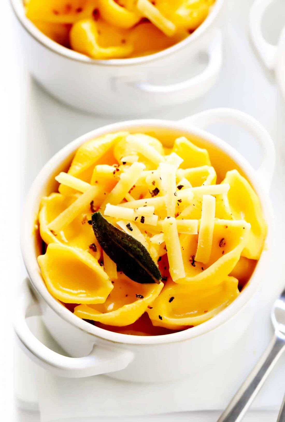 The coziest Butternut Squash Mac and Cheese recipe! Easy to make in just 30 minutes, lightened up to make it a bit more healthy, yet still just as creamy, cheesy and delicious as ever. A wonderful healthy vegetarian dinner recipe! | gimmesomeoven.com #butternut #macandcheese #pasta #vegetarian #healthy #dinner #italian #glutenfree Butternut Squash Mac and Cheese with Crispy Sage