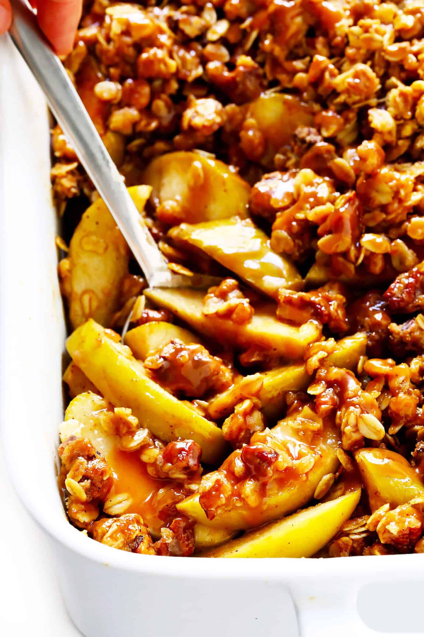 This easy apple crisp recipe (a.k.a. apple crumble) is made with a warm cinnamon apple filling and an irresistible buttery crunchy streusel topping. Plus this no-fuss version takes less than 20 minutes to prep -- the perfect fall dessert recipe! | gimmesomeoven.com #apple #crisp #crumble #dessert #fall #winter #thanksgiving #glutenfree #vegan Easy Apple Crisp