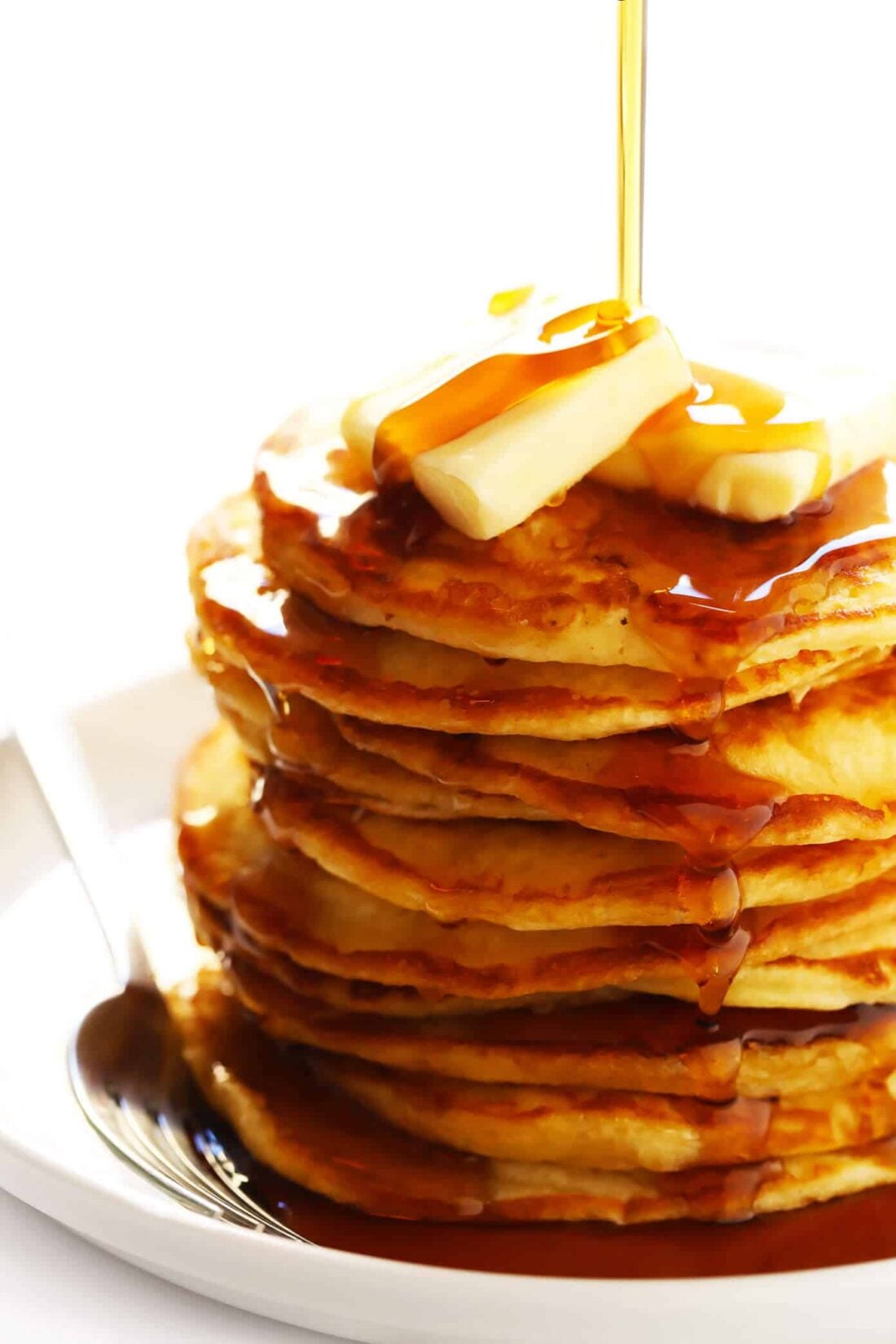 The BEST buttermilk pancakes recipe -- easy to make, full of those comforting flavors we all love, and the perfect blank canvas for all of your favorite add-ins (banana, blueberry, chocolate chip, nuts, you choose!). A simple breakfast recipe that's always a winner. | gimmesomeoven.com #pancakes #breakfast #brunch #recipe #mealprep Buttermilk Pancakes