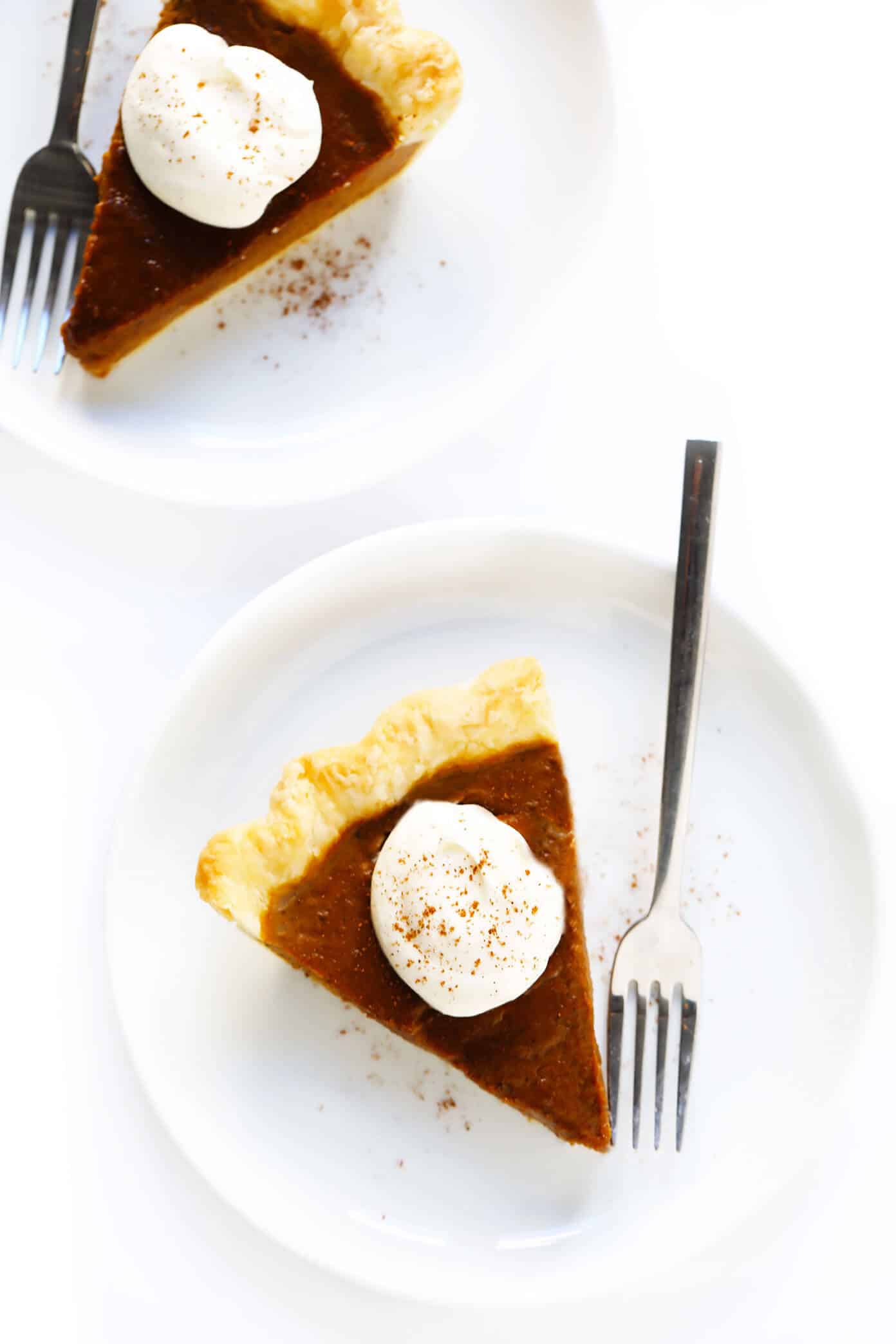 The BEST Pumpkin Pie recipe -- naturally sweetened with maple syrup, easy to make with everyday ingredients, and SO delicious. The perfect dessert for Thanksgiving, Christmas, or anytime you're craving a slightly more healthy pumpkin pie. | gimmesomeoven.com #pumpkin #pie #dessert #thanksgiving #christmas #healthy #makeahead Healthy Pumpkin Pie