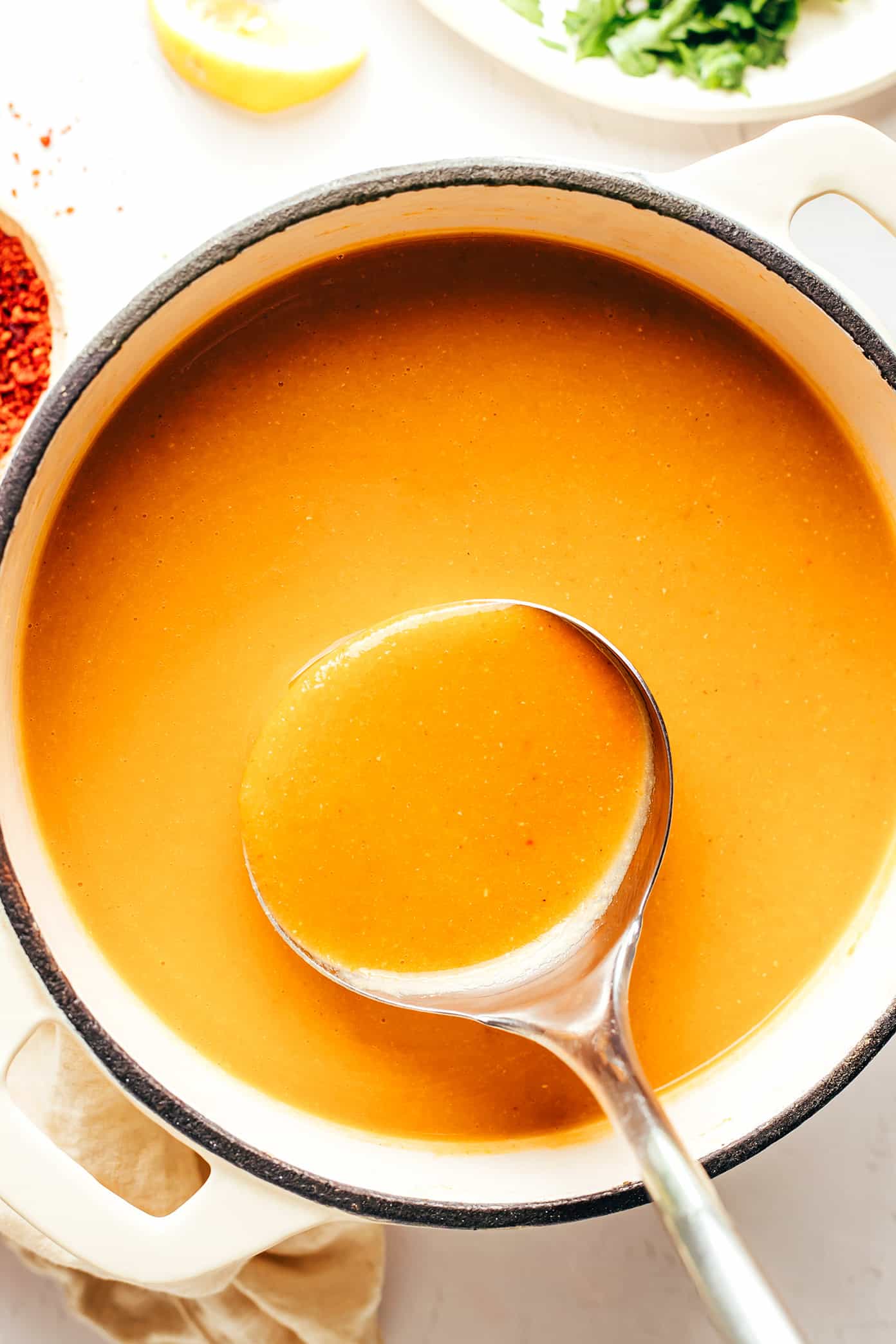 This Turkish Lentil Soup recipe (mercimek çorbası) tastes wonderfully light and fresh, and it's easy to make in less than 30 minutes. One of my favorite healthy vegetarian dinner recipes! | gimmesomeoven.com Turkish Lentil Soup in Pot
