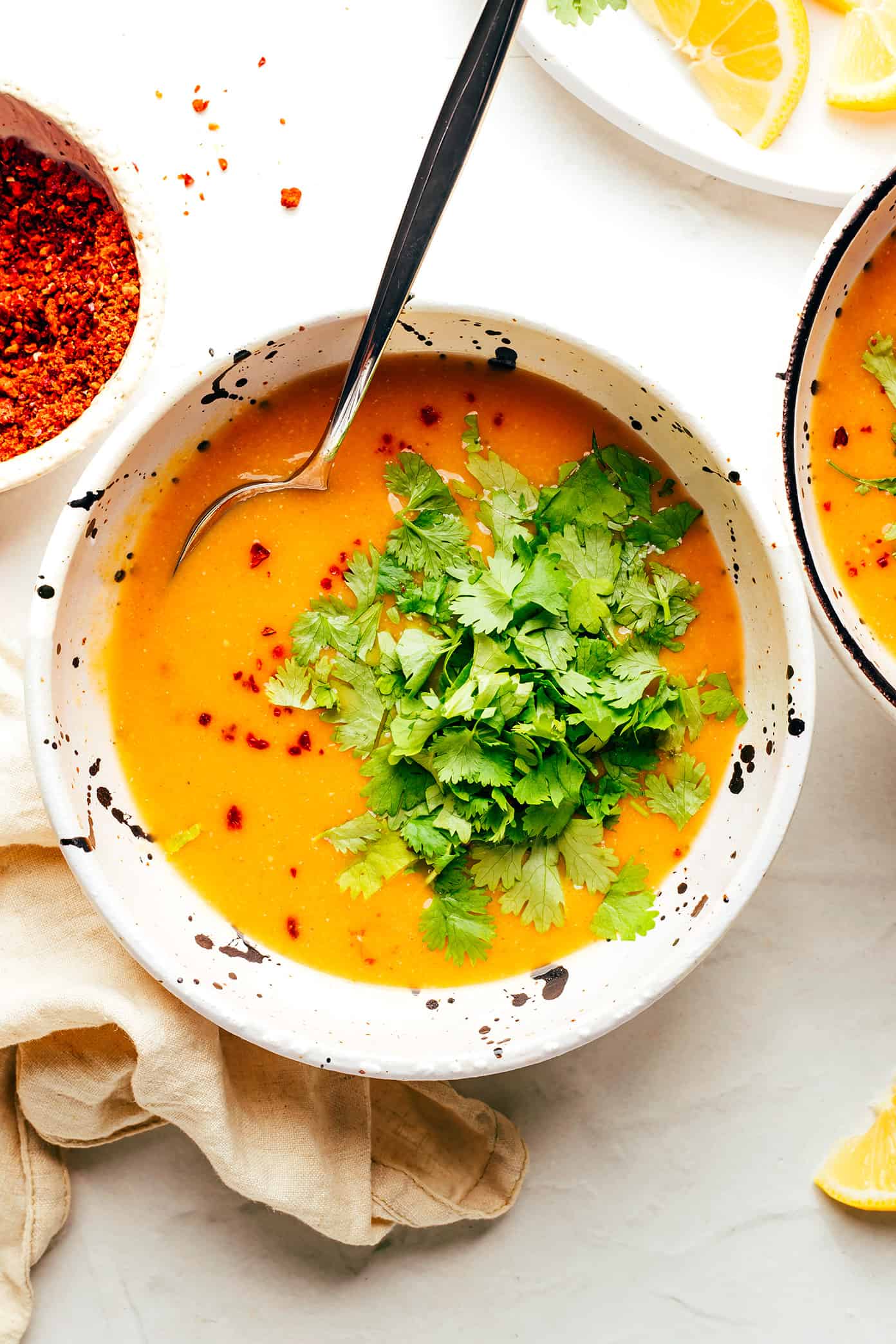 This Turkish Lentil Soup recipe (mercimek çorbası) tastes wonderfully light and fresh, and it's easy to make in less than 30 minutes. One of my favorite healthy vegetarian dinner recipes! | gimmesomeoven.com Turkish Lentil Soup