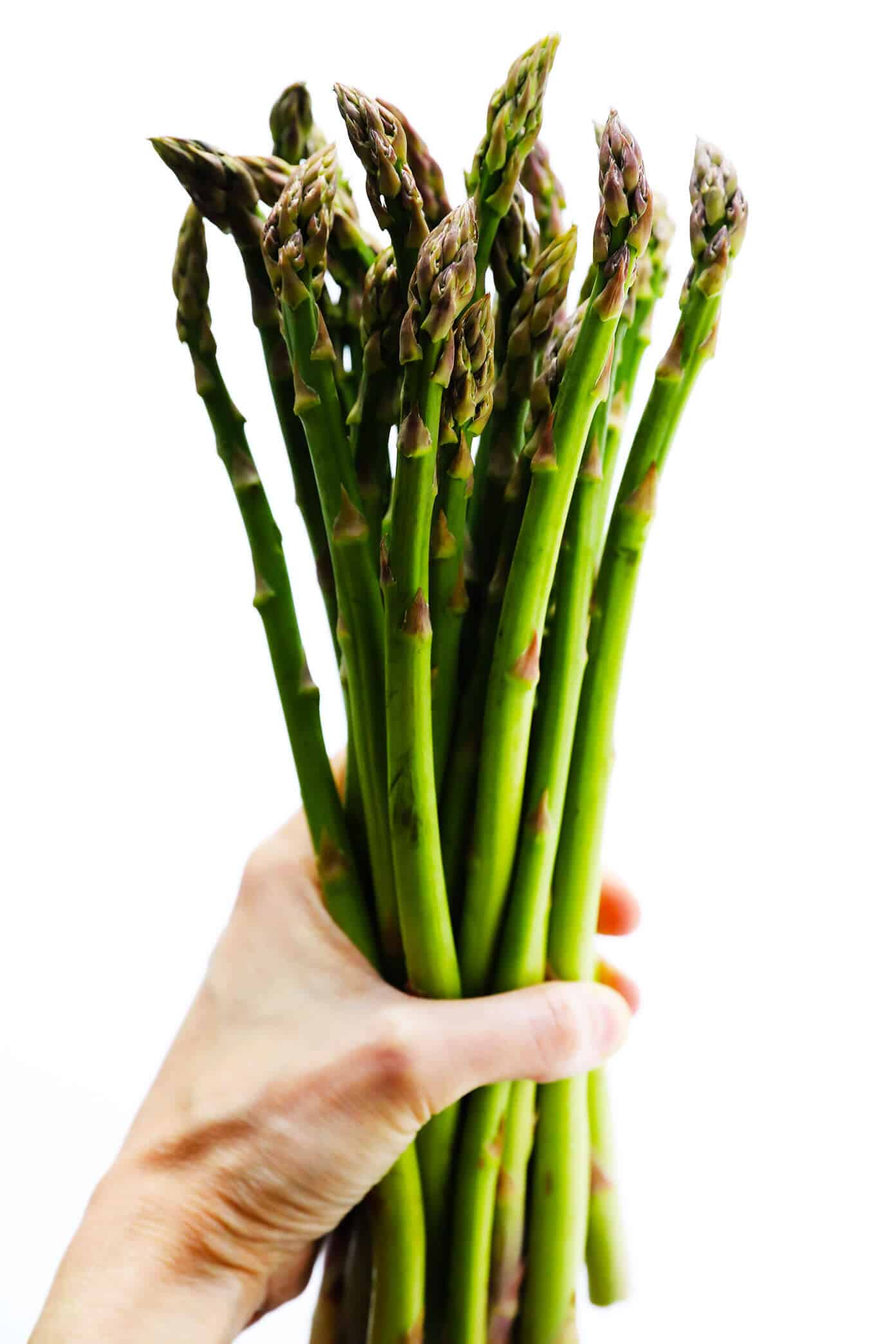The BEST roasted asparagus recipe -- easy to make in 15 minutes with just olive oil, salt and pepper. Or see our tips for optional extra seasonings or sauces that you can add in too! Serve as a healthy side dish, or add to everything from salads to soups, pasta, frittatas, and more. | gimmesomeoven.com #asparagus #roasted #healthy #vegetable #side #glutenfree #vegan #vegetarian Fresh Asparagus Spears