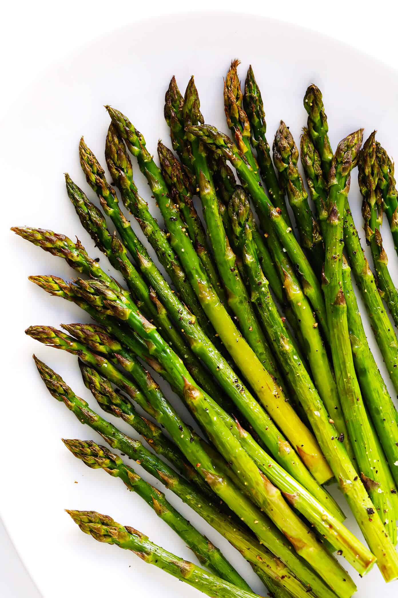 The BEST roasted asparagus recipe -- easy to make in 15 minutes with just olive oil, salt and pepper. Or see our tips for optional extra seasonings or sauces that you can add in too! Serve as a healthy side dish, or add to everything from salads to soups, pasta, frittatas, and more. | gimmesomeoven.com #asparagus #roasted #healthy #vegetable #side #glutenfree #vegan #vegetarian Easy Roasted Asparagus Recipe