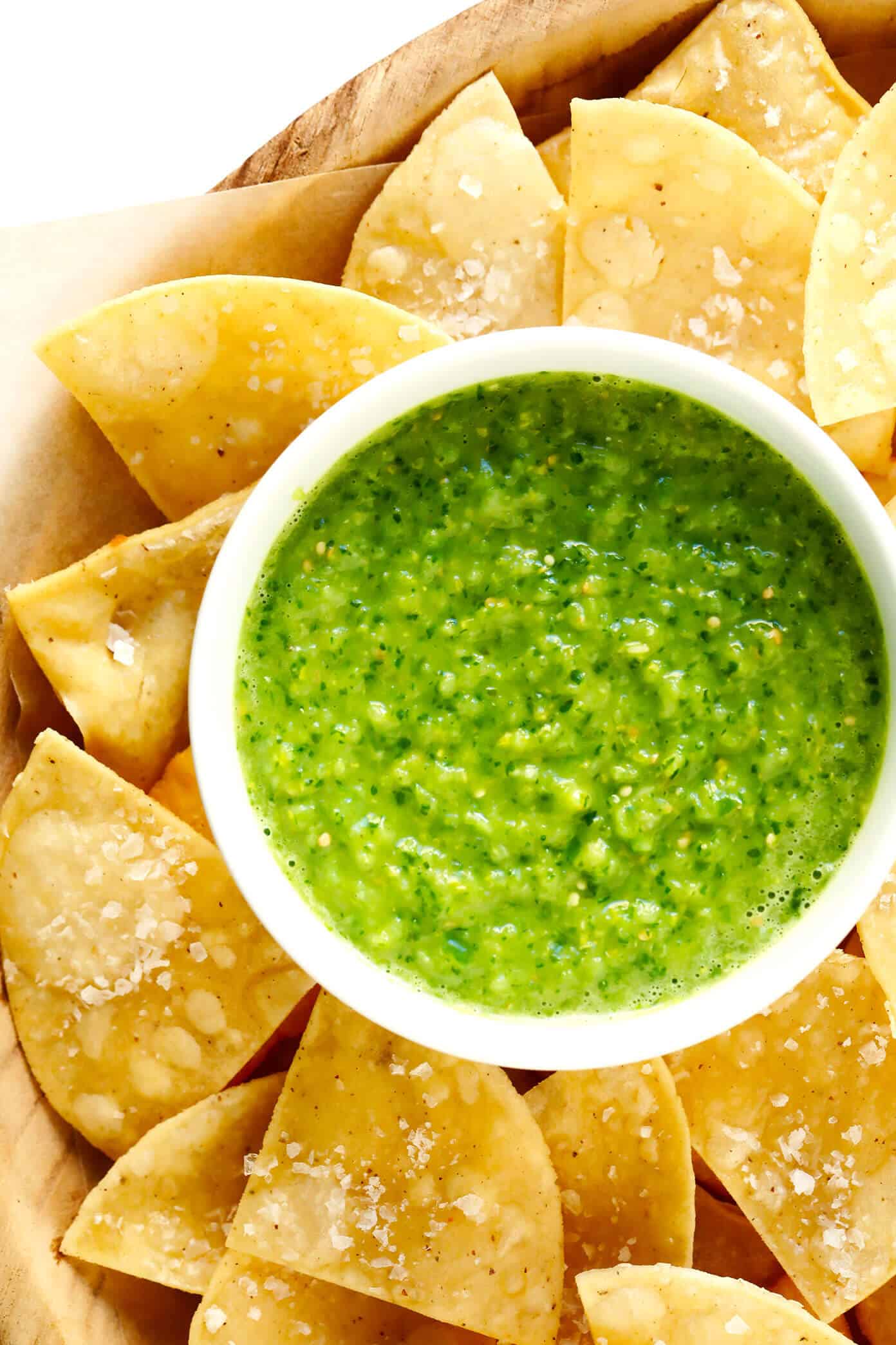 This fresh ("cruda") salsa verde recipe is easy to make in 5 minutes with raw tomatillos and avocado, and tastes refreshingly sweet, light and delicious! Serve with tortilla chips or fries, drizzle on burgers or kabobs, or whatever sounds good! | gimmesomeoven.com #salsa #verde #tomatillo #mexican #raw #glutenfree #vegan #vegetarian #healthy #sauce Green Salsa Verde Cruda with Tortilla Chips