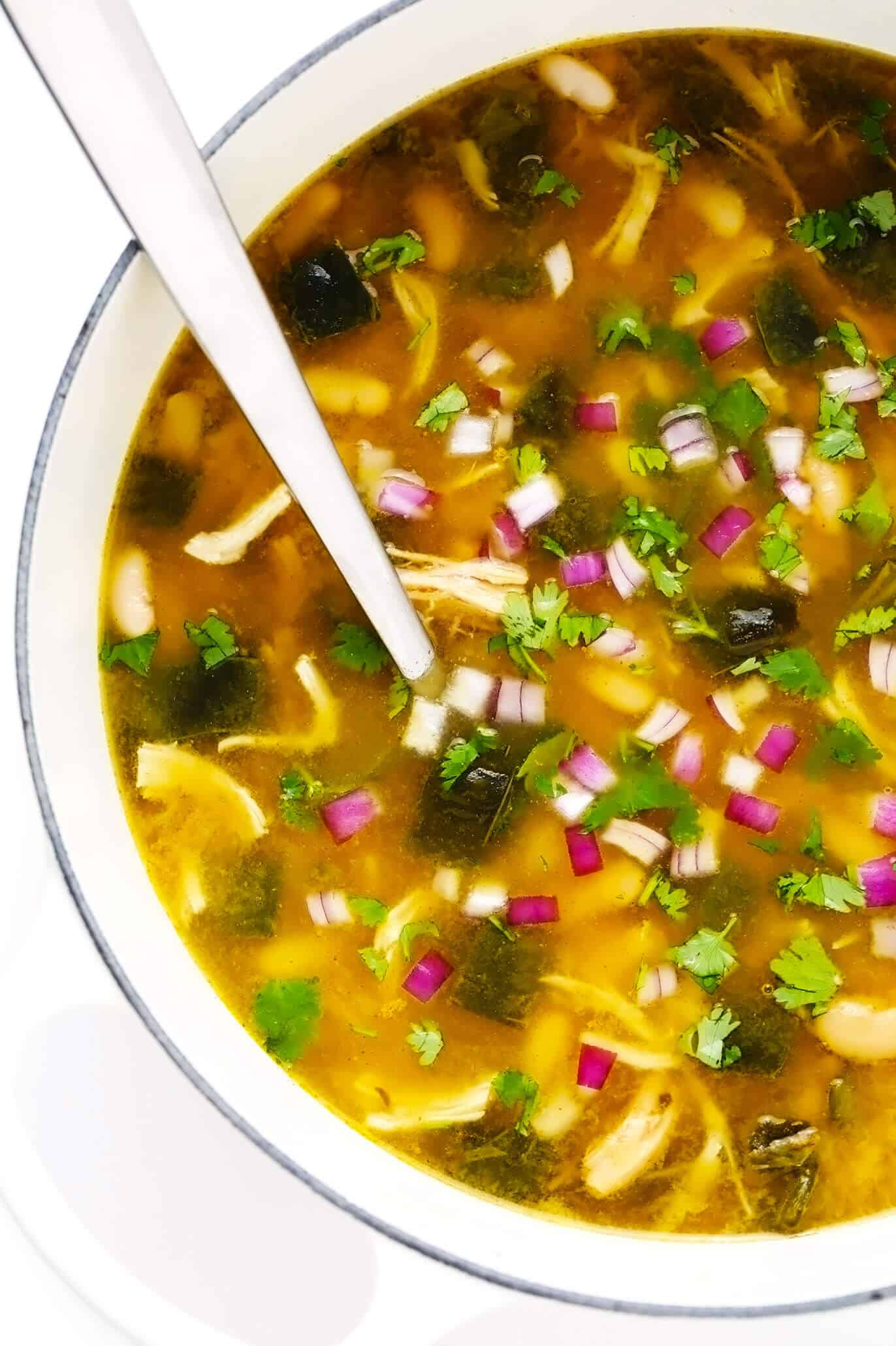 This Poblano White Chicken Chili recipe comes together quickly in less than 30 minutes and is SO flavorful and comforting. Perfect for easy soup dinners and healthy meal prep! | gimmesomeoven.com #chicken #chili #soup #mexican #healthy #glutenfree #mealprep #freezermeal #beans Poblano White Chicken Chili in Stockpot